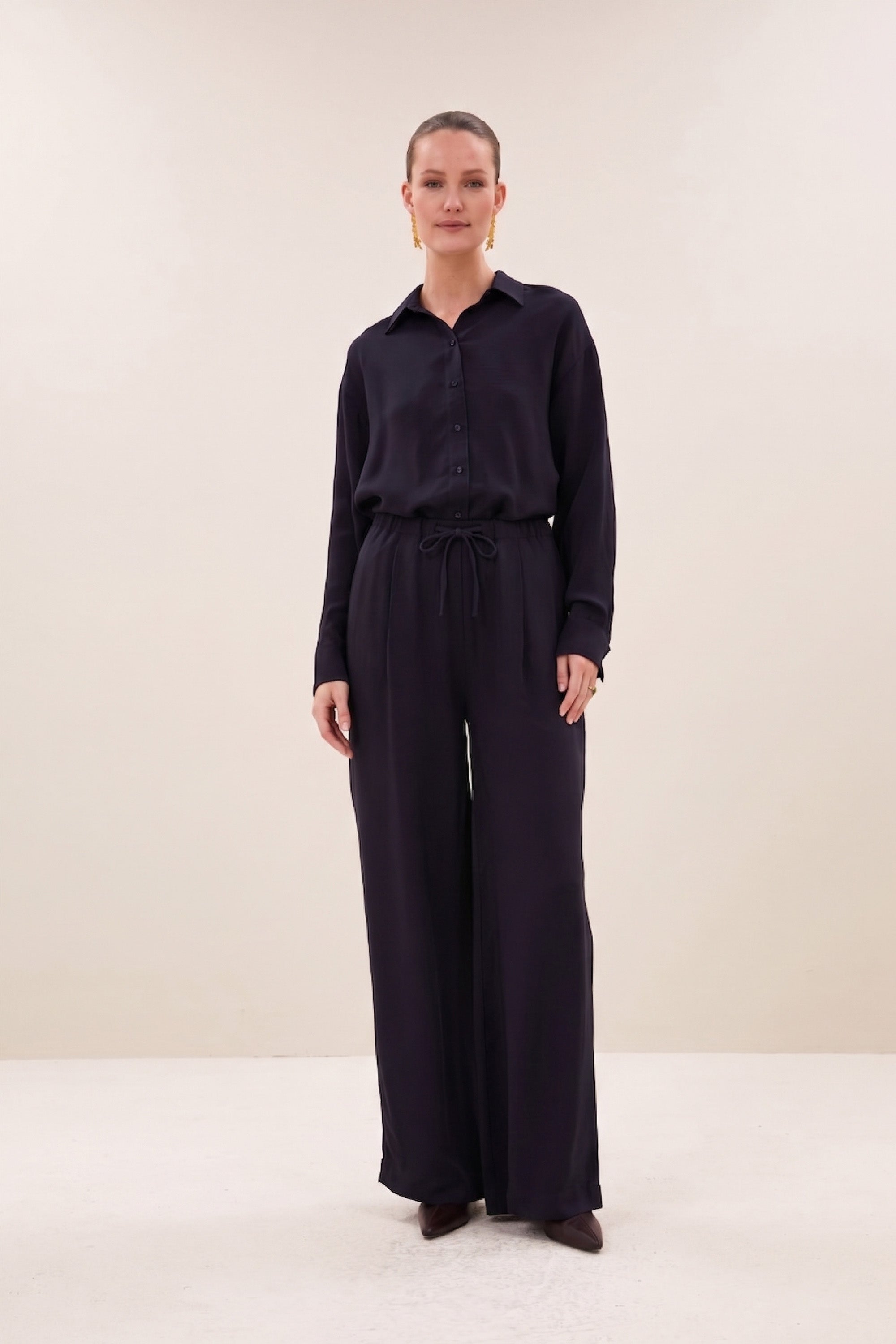 pelle-satin-stripe-pants-night-sky-all-time classic-must-have essential-plooien-by-bar-sfeerbeeld