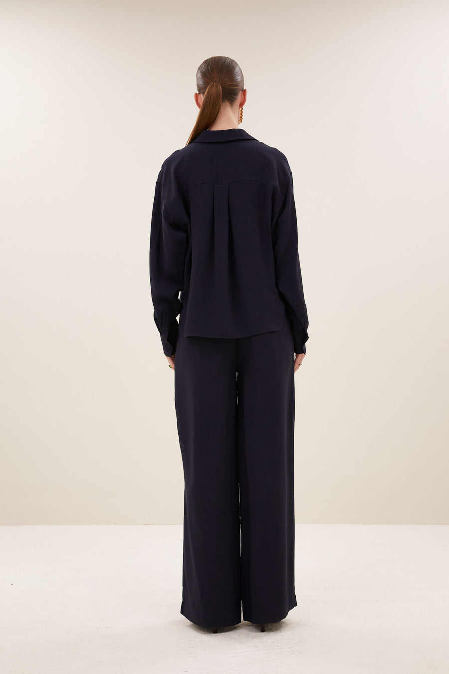 kris-satin-stripe-blouse-night-sky-all-time classic-gemaakt door weefspecialist-tijdloze pasvorm-by-bar-vooraanzicht