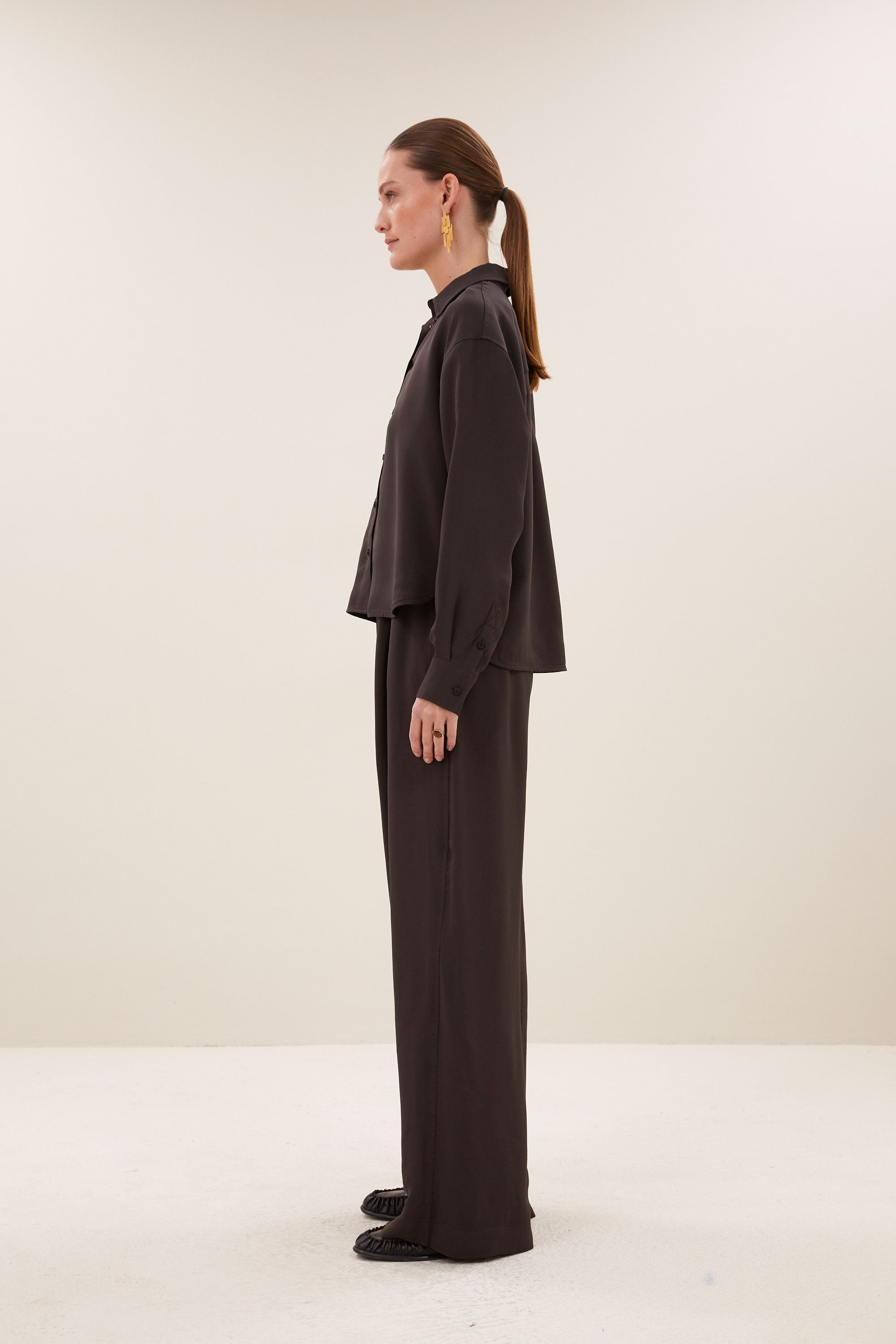 kris-satin-stripe-blouse-espresso-all-time classic-gemaakt door weefspecialist-tijdloze pasvorm-by-bar-zijaanzicht