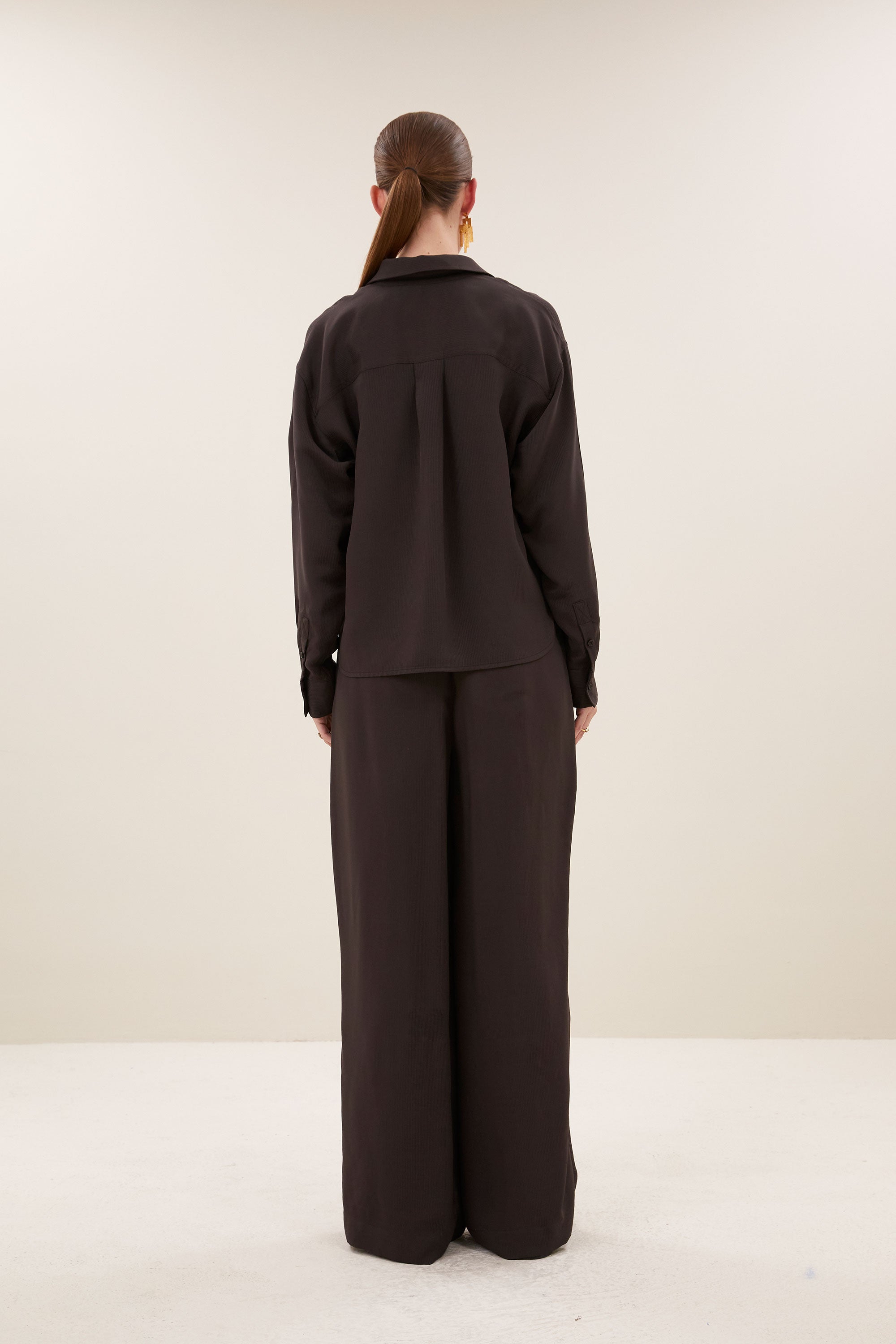 kris-satin-stripe-blouse-espresso-all-time classic-gemaakt door weefspecialist-tijdloze pasvorm-by-bar-achteraanzicht