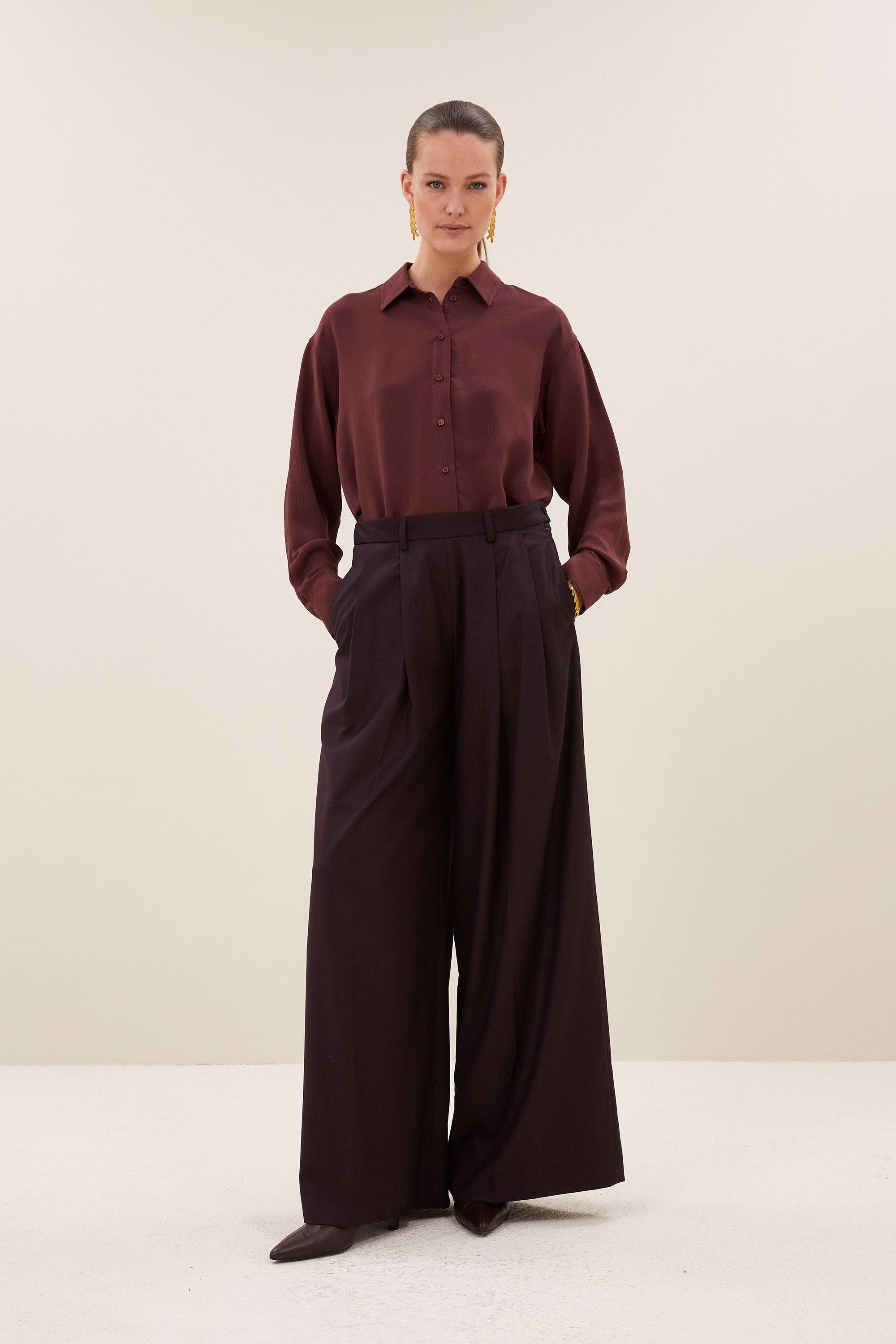 kris-satin-stripe-blouse-pecan-all-time classic-gemaakt door weefspecialist-tijdloze pasvorm-by-bar-vooraanzicht