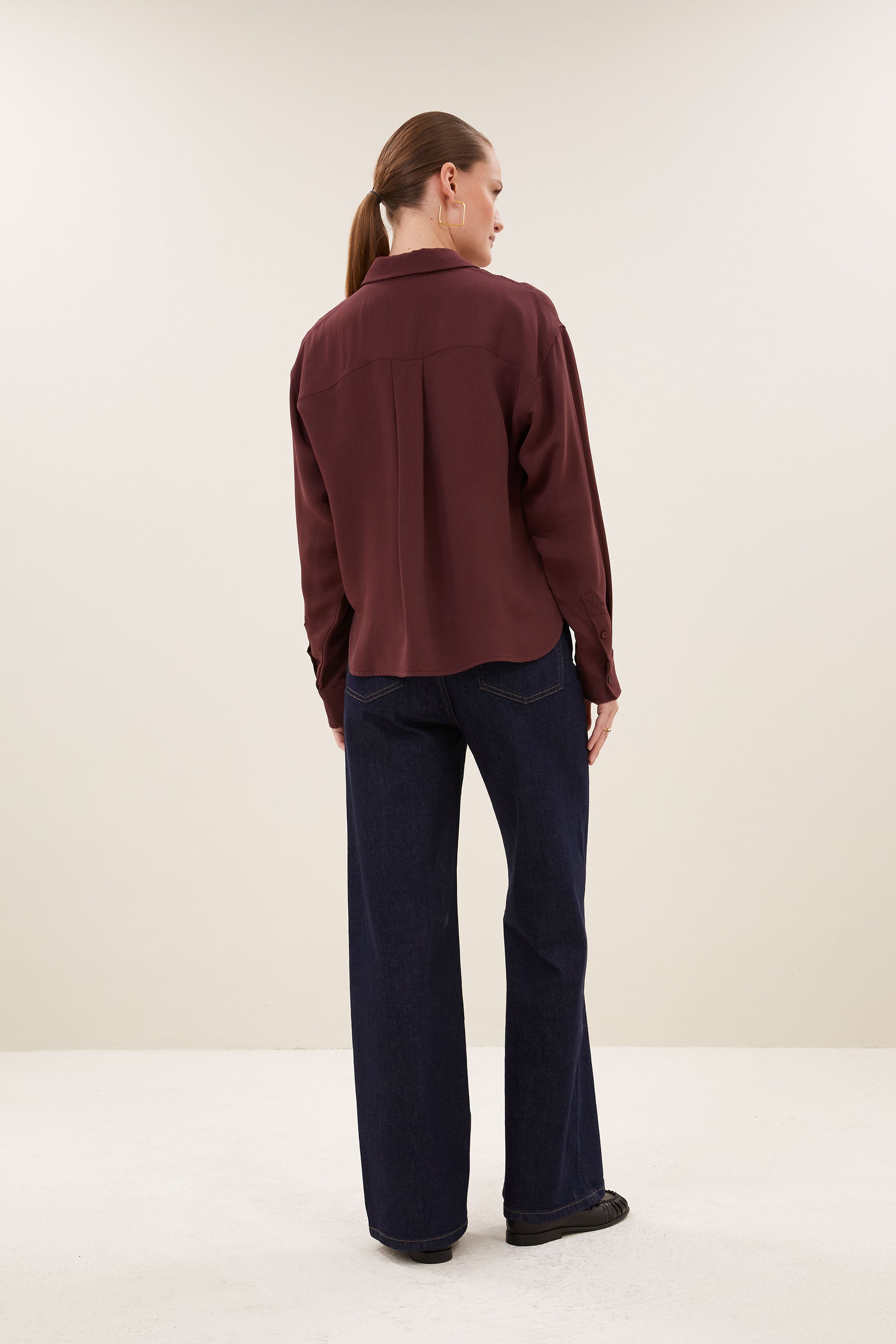 kris-satin-stripe-blouse-pecan-all-time classic-gemaakt door weefspecialist-tijdloze pasvorm-by-bar-achteraanzicht