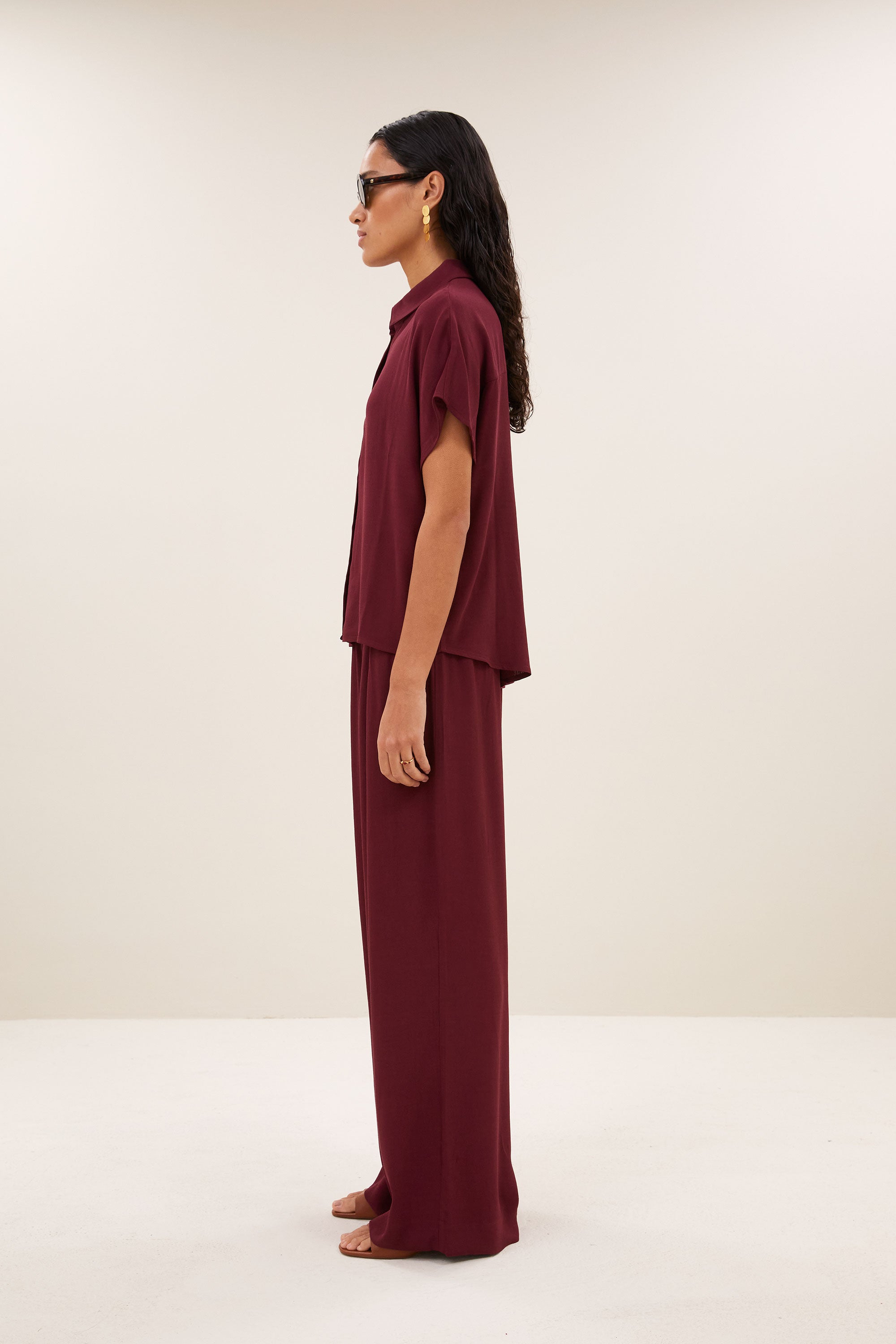 barley-viscose-blouse-wine-knoopsluiting-opstaande kraag-draagbaar als set-by-bar-zijaanzicht