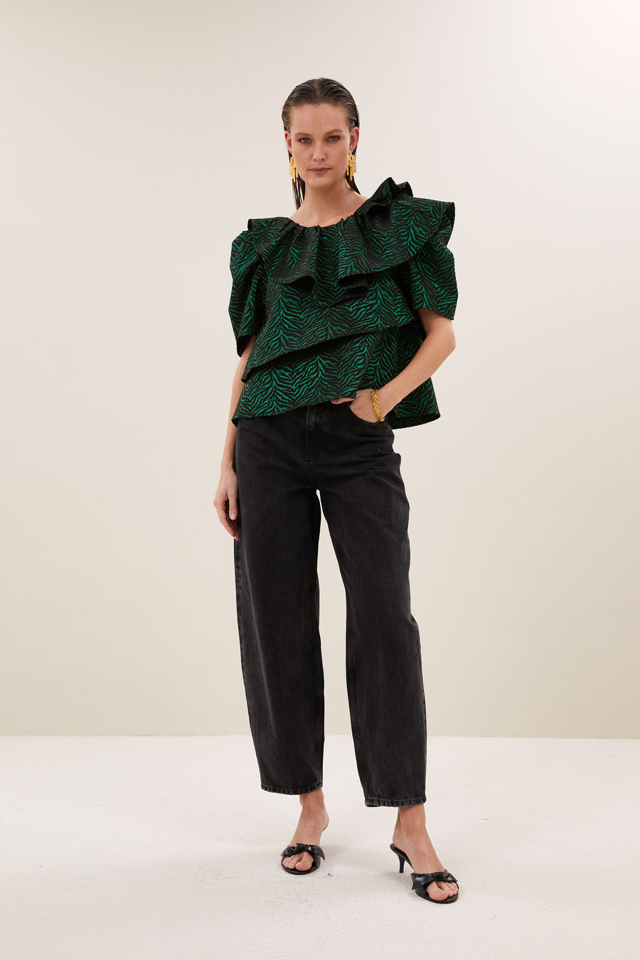 liz-zebra-blouse-green-zebra-normale pasvorm-ronde halslijn-ruches-by-bar-sfeerbeeld