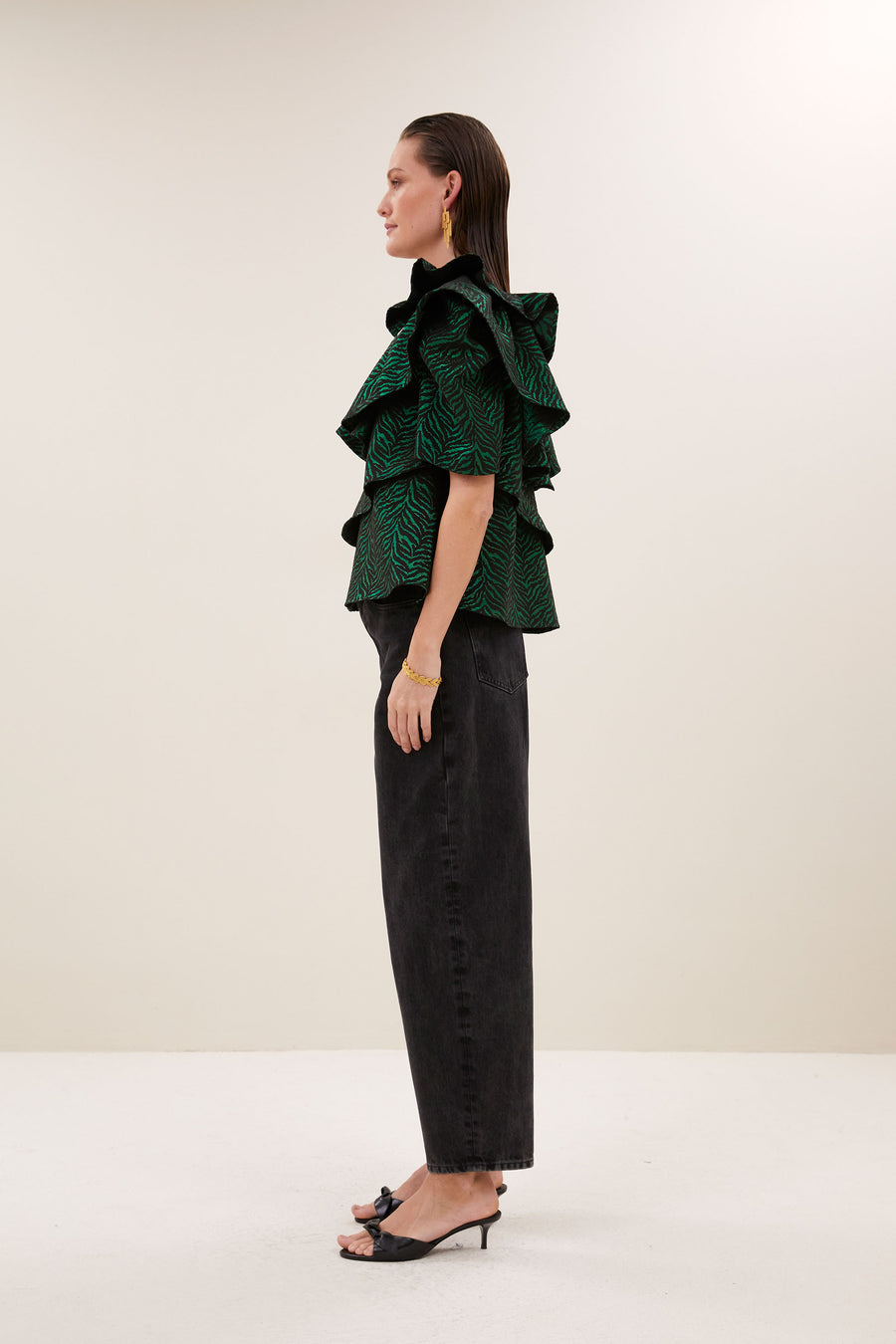 liz-zebra-blouse-green-zebra-normale pasvorm-ronde halslijn-ruches-by-bar-zijaanzicht