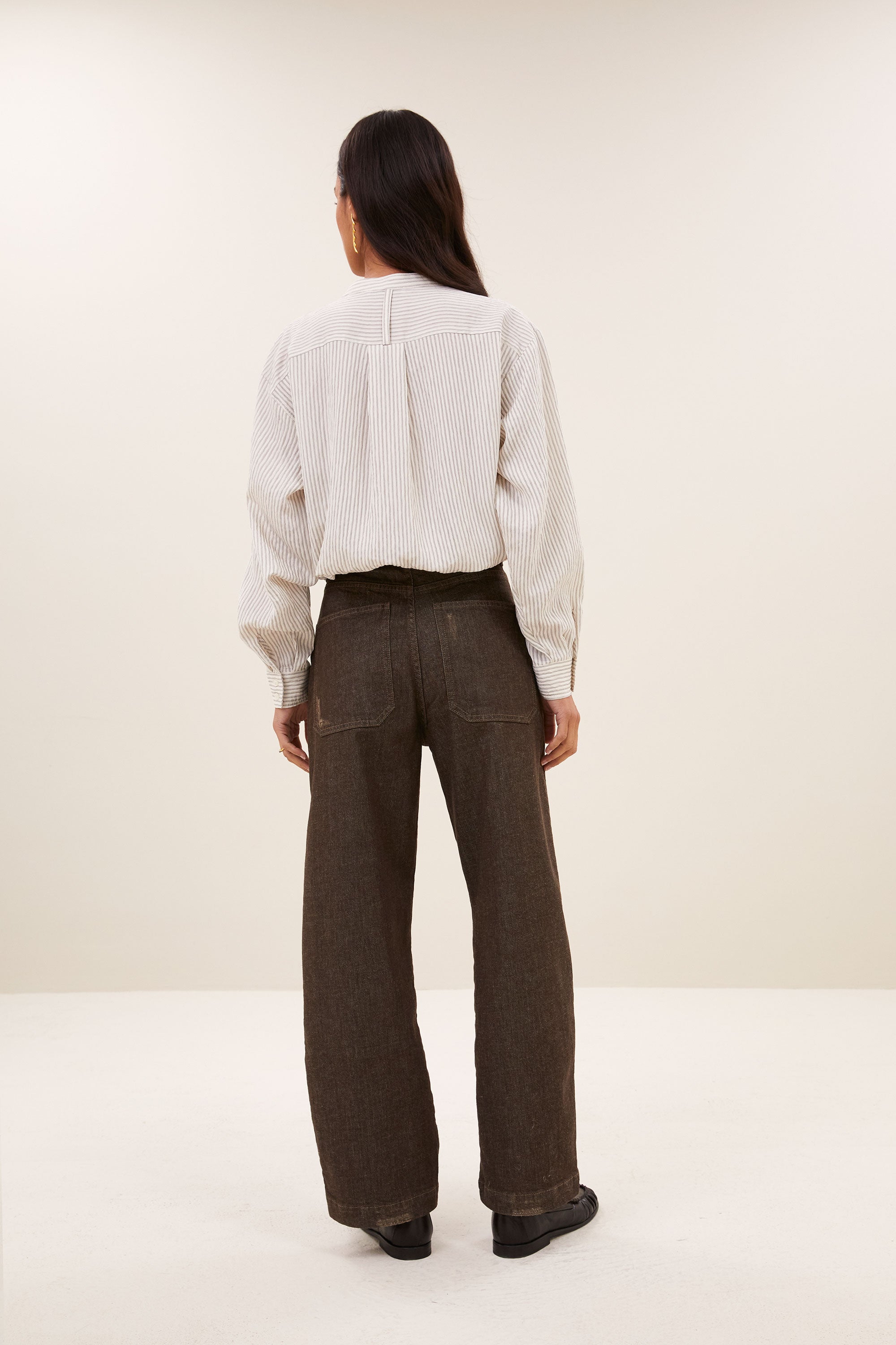 fia-thin-stripe-blouse-jet-black-stripe-knoopsluiting-losvallende pasvorm-ronde halslijn-by-bar-achteraanzicht