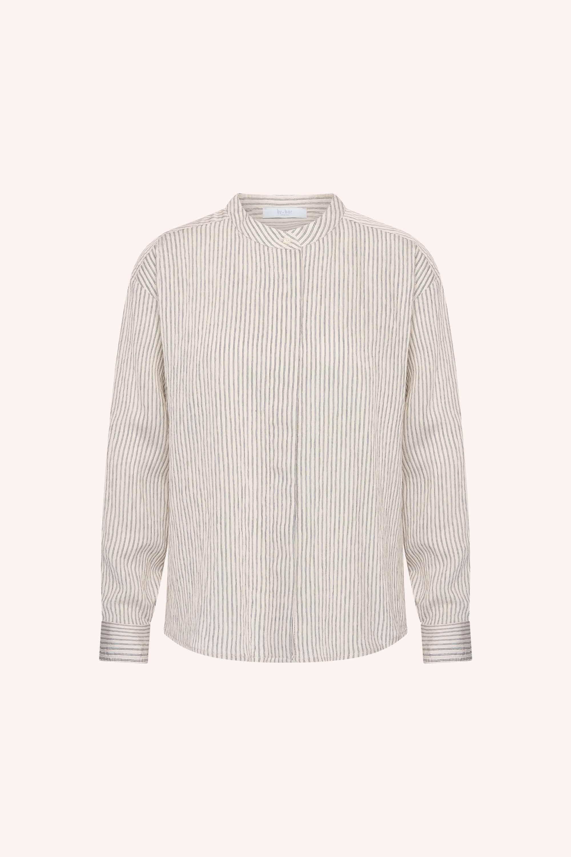fia-thin-stripe-blouse-jet-black-stripe-knoopsluiting-losvallende pasvorm-ronde halslijn-by-bar-productfoto
