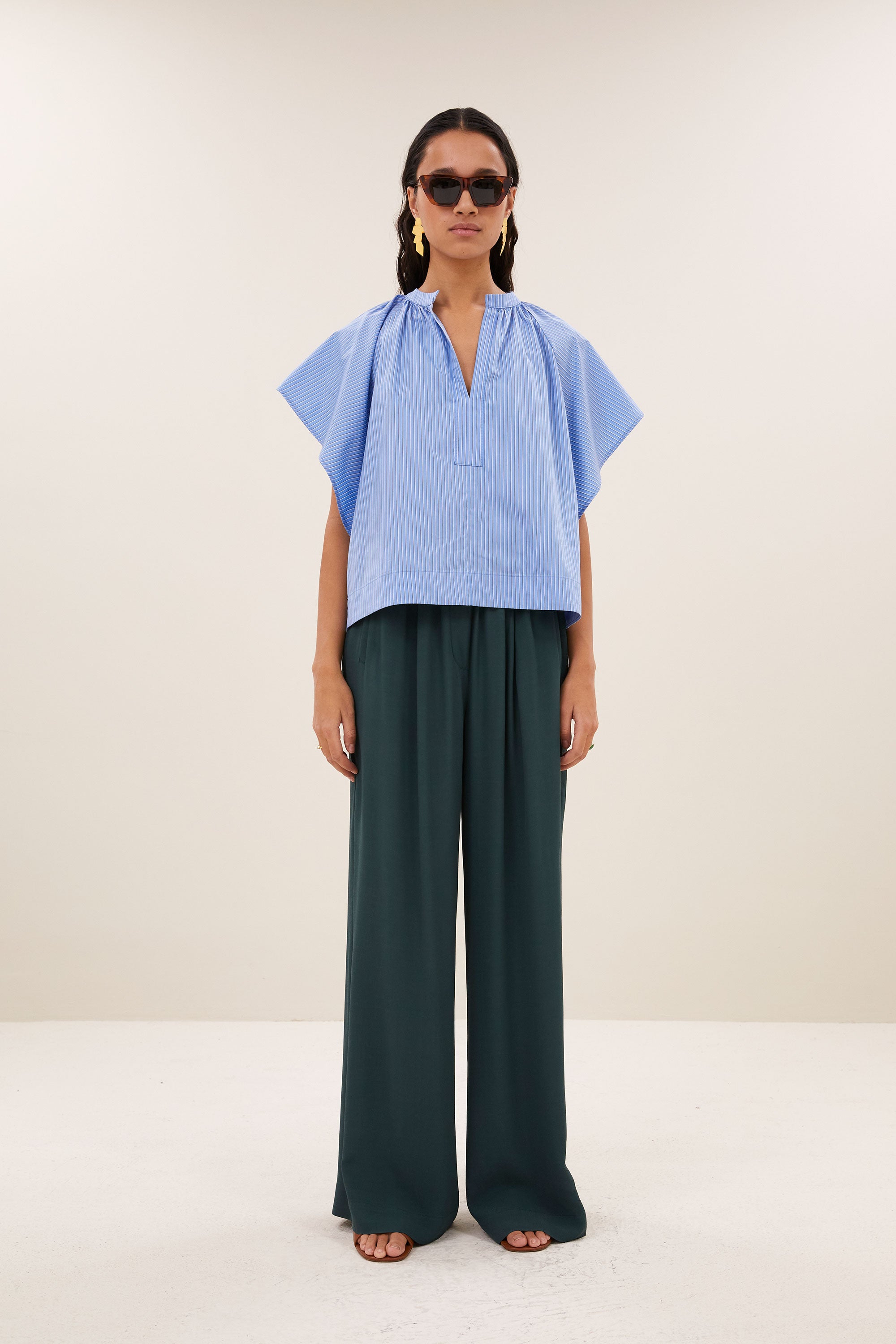 vina-cloud-blouse-cloud-blue-stripe-losvallende pasvorm-kleine kapmouw-v-halslijn-by-bar-vooraanzicht