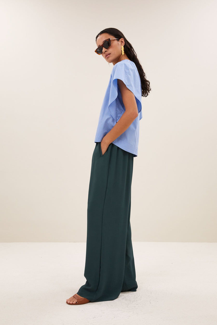 vina-cloud-blouse-cloud-blue-stripe-losvallende pasvorm-kleine kapmouw-v-halslijn-by-bar-zijaanzicht
