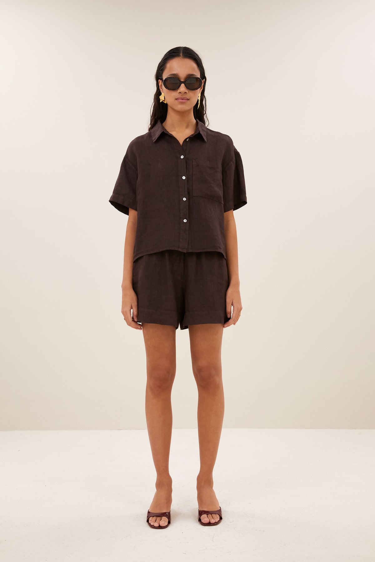 mara-linen-blouse-espresso-knoopsluiting-linnen kwaliteit-draagbaar als set-by-bar-vooraanzicht