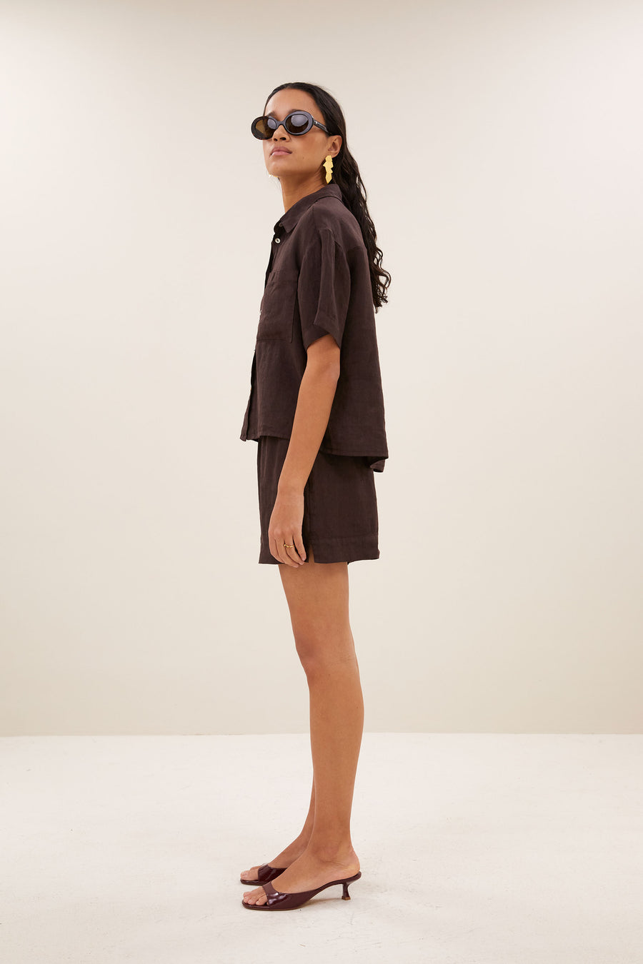 lio-linen-shorts-espresso-comfortabele draagervaring-elastieken band-draagbaar als set-by-bar-aanvullende-foto