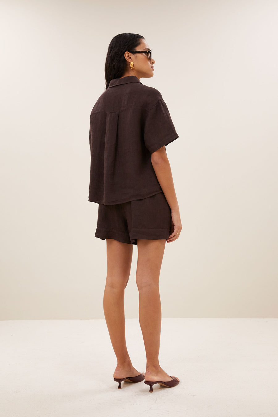 lio-linen-shorts-espresso-comfortabele draagervaring-elastieken band-draagbaar als set-by-bar-vooraanzicht