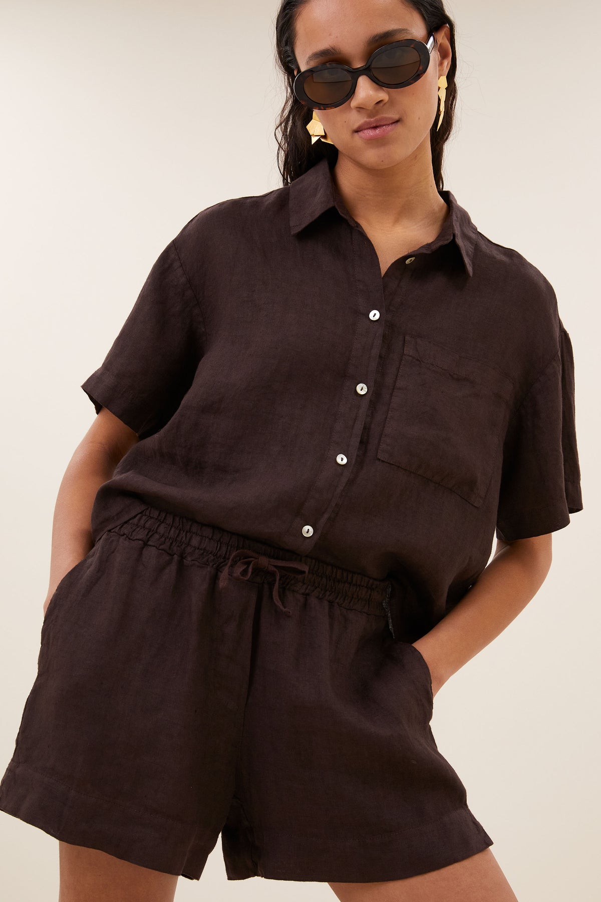 mara-linen-blouse-espresso-knoopsluiting-linnen kwaliteit-draagbaar als set-by-bar-detail