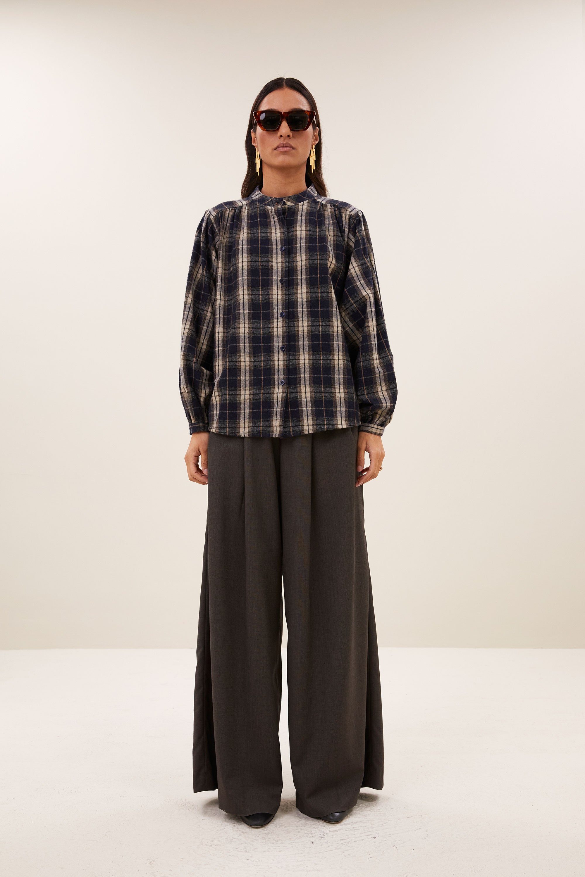 jagger-check-blouse-jagger-check-knoopsluiting-katoen kwaliteit-ronde halslijn-by-bar-sfeerbeeld