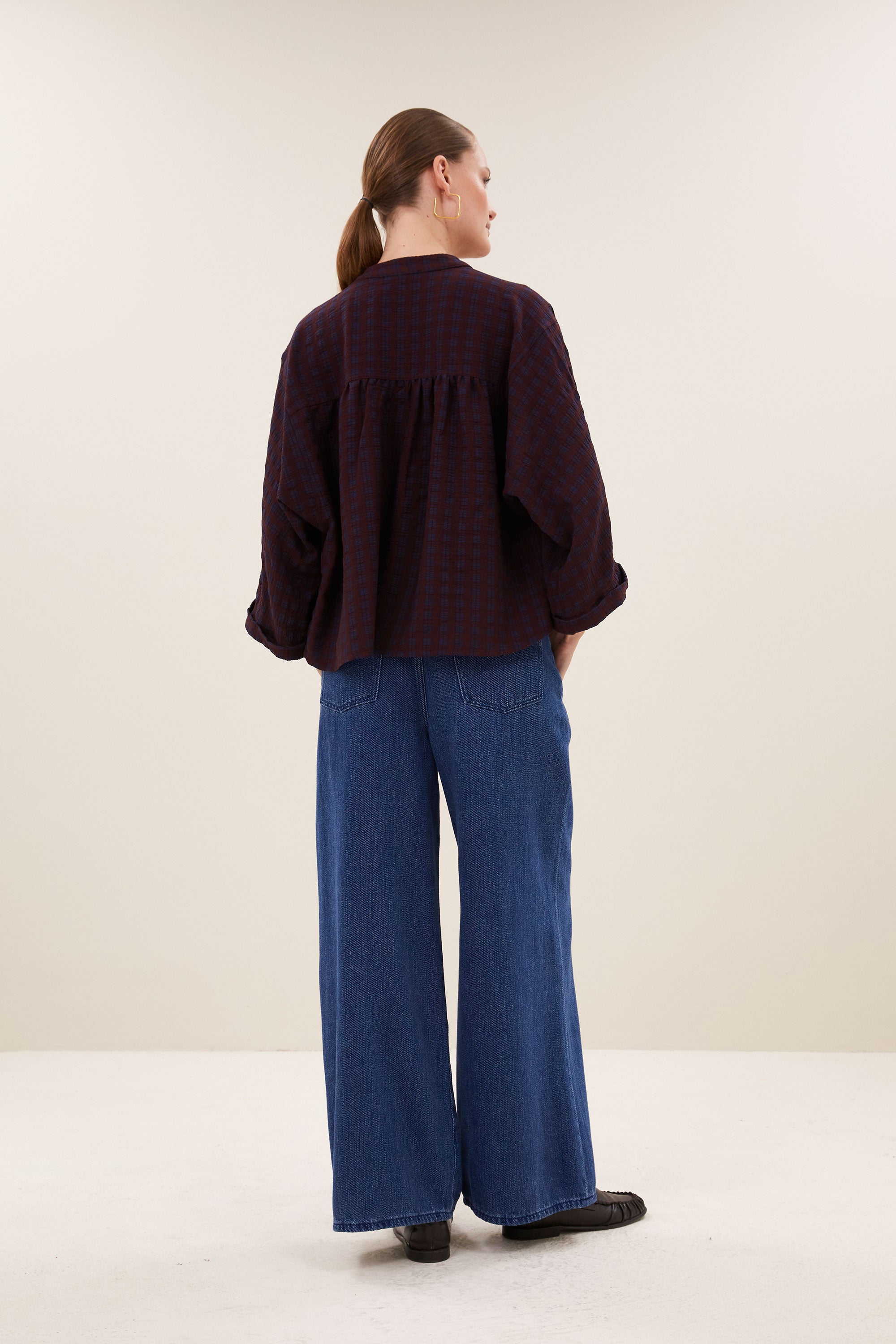 jess-blouse-wine-check-comfortabele draagervaring-knoopsluiting-ronde halslijn-by-bar-achteraanzicht