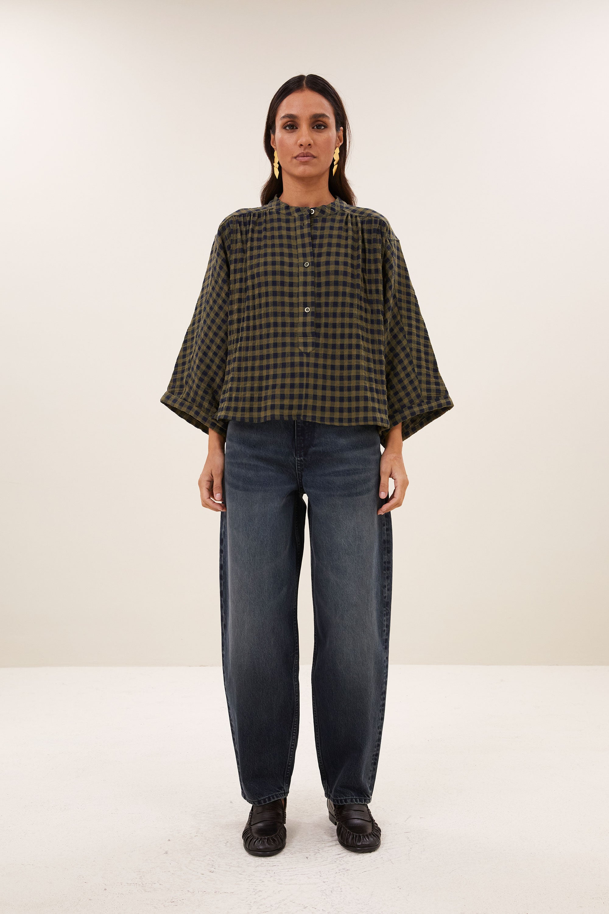jess-blouse-olive-check-comfortabele draagervaring-knoopsluiting-ronde halslijn-by-bar-vooraanzicht