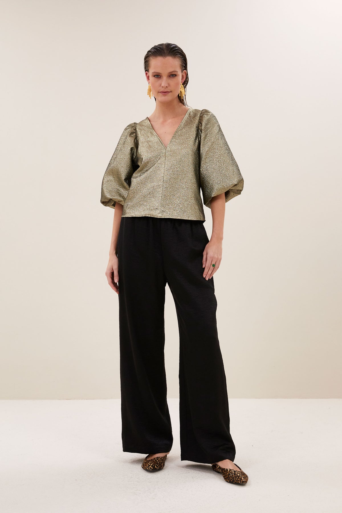 juta-gold-blouse-gold-korte fit-pofmouwen-v-halslijn-by-bar-vooraanzicht