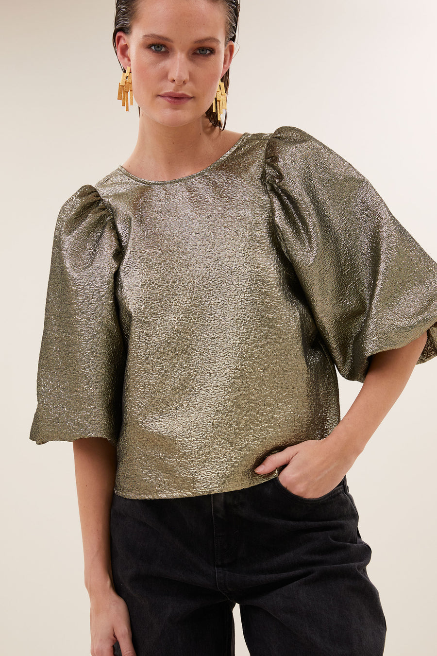 juta-gold-blouse-gold-korte fit-pofmouwen-v-halslijn-by-bar-detail