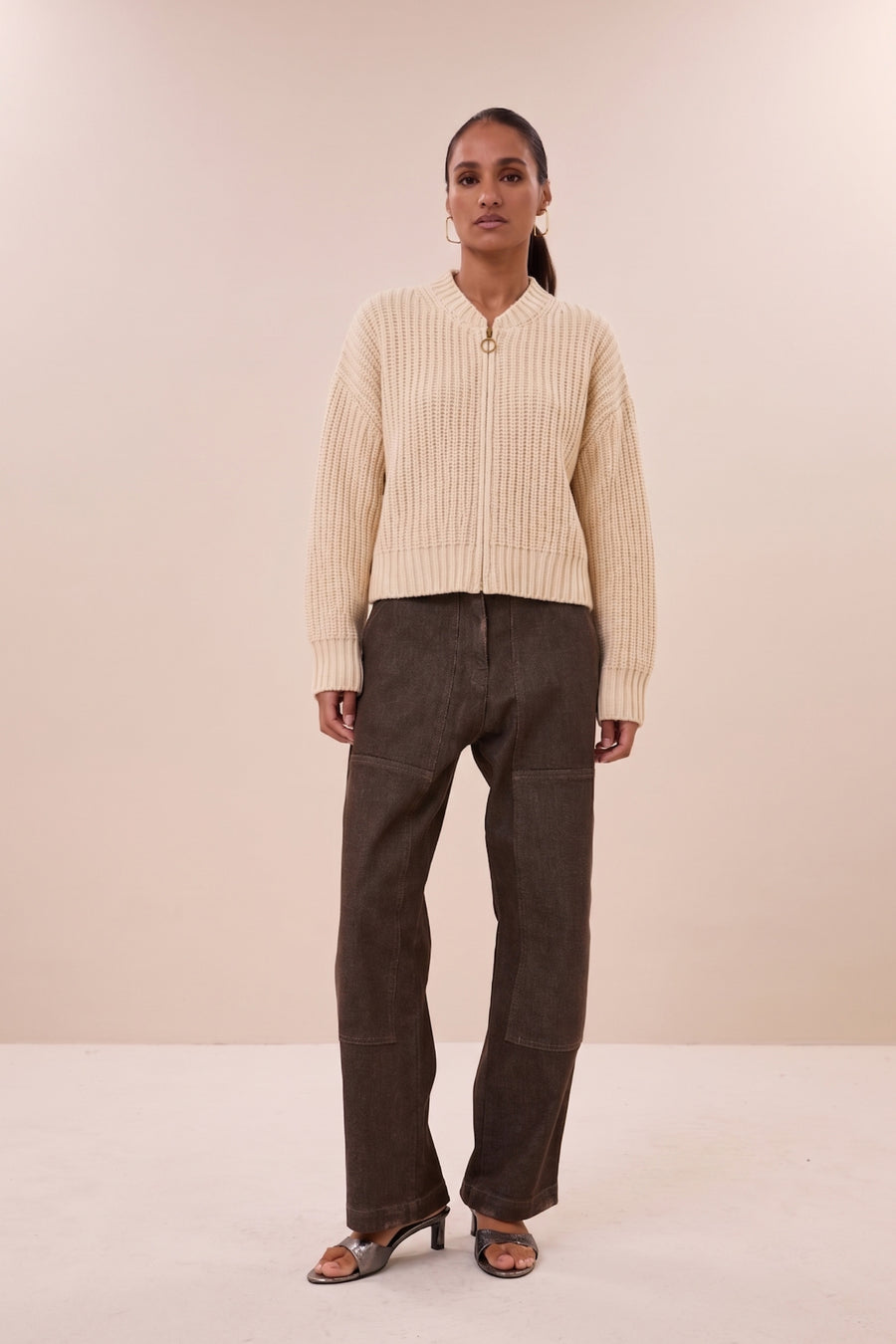 lavi-cardigan-chalk-ribpatroon-ronde halslijn-ritssluiting-by-bar-vooraanzicht