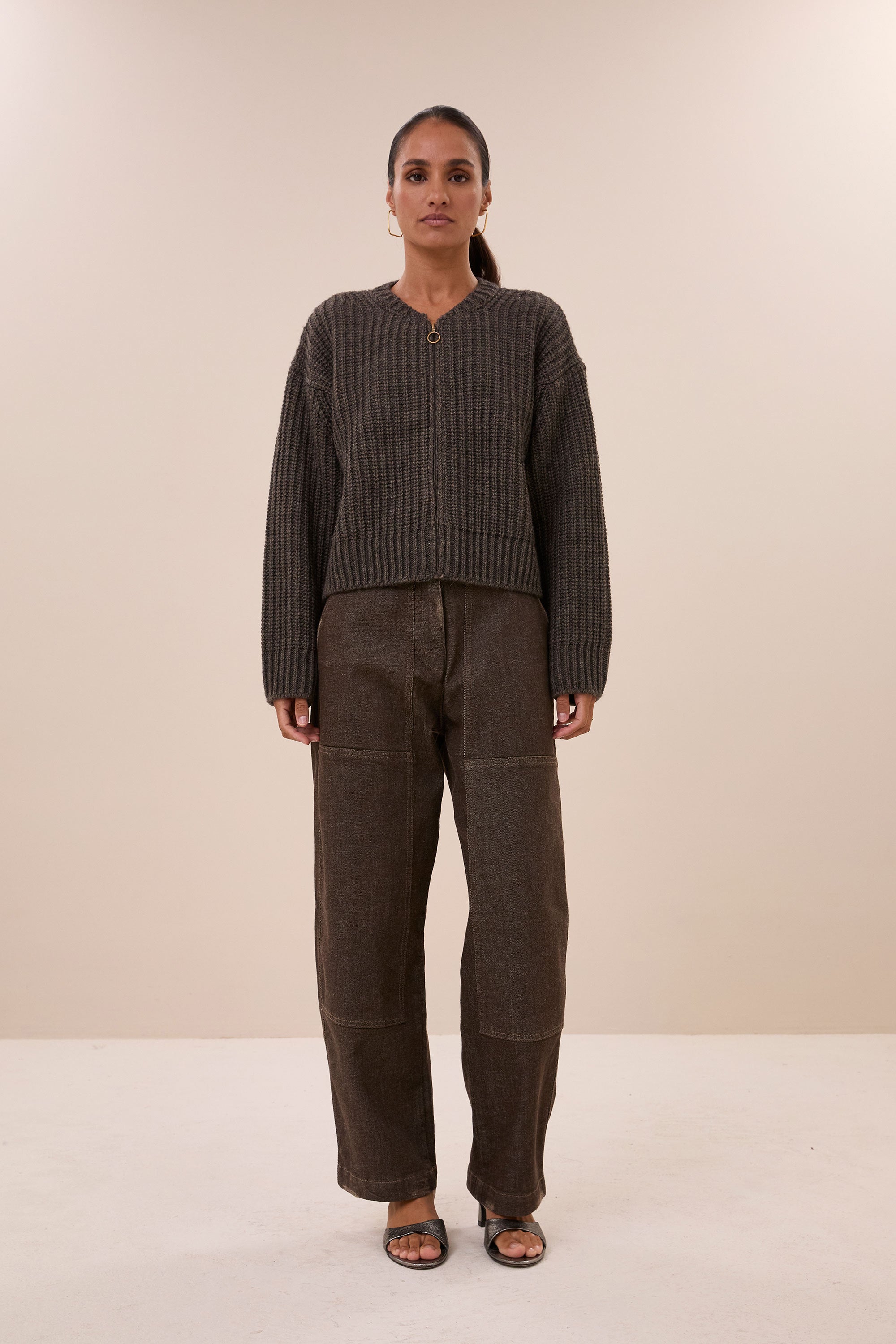 lavi-cardigan-biscuit-ribpatroon-ronde halslijn-ritssluiting-by-bar-sfeerbeeld