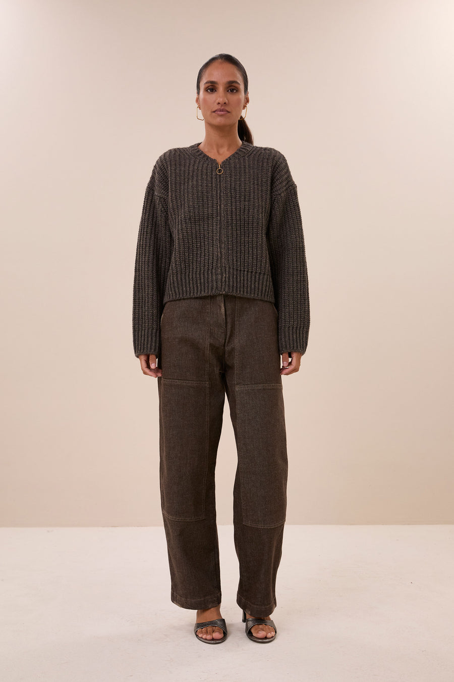 lavi-cardigan-biscuit-ribpatroon-ronde halslijn-ritssluiting-by-bar-sfeerbeeld
