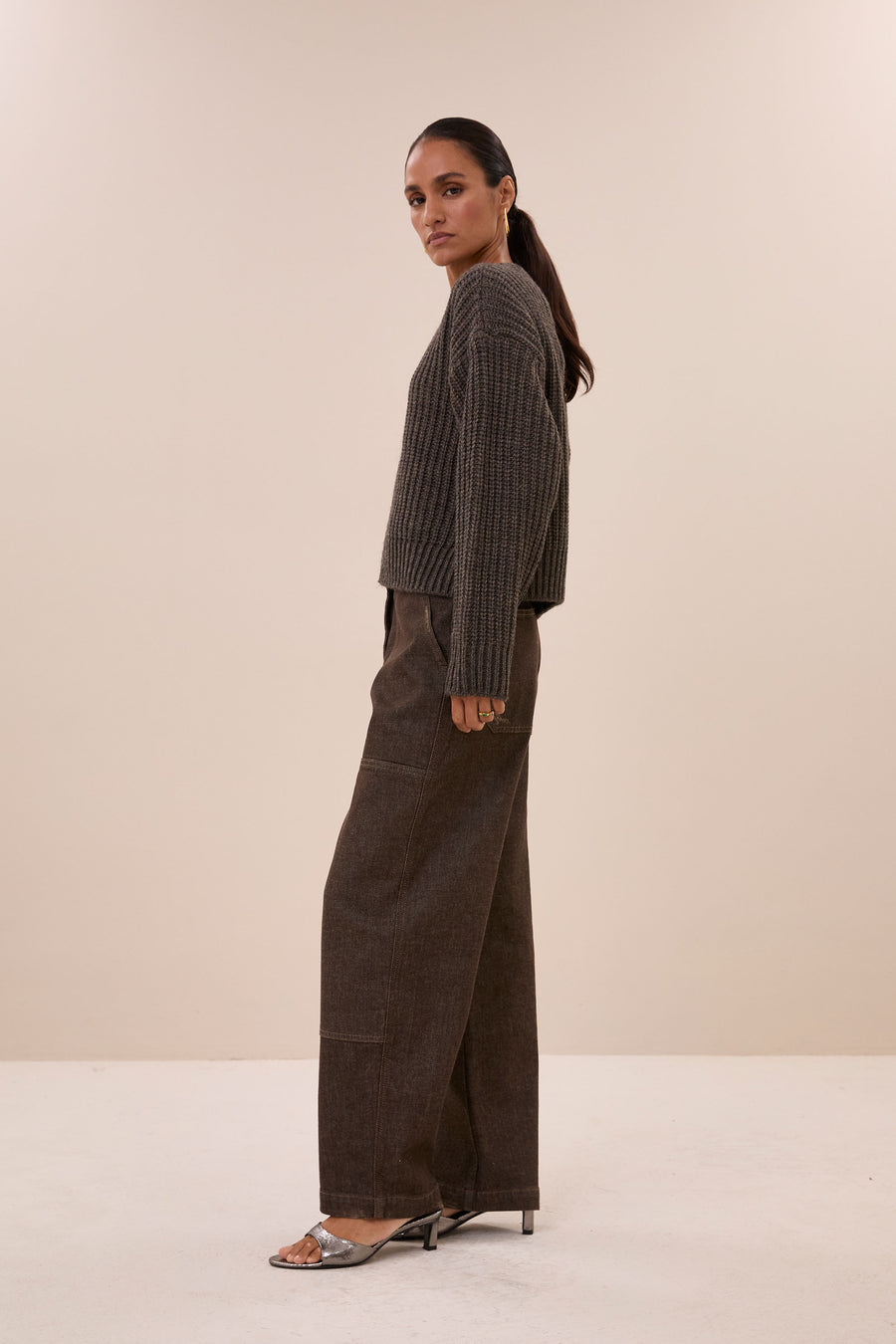 lavi-cardigan-biscuit-ribpatroon-ronde halslijn-ritssluiting-by-bar-zijaanzicht