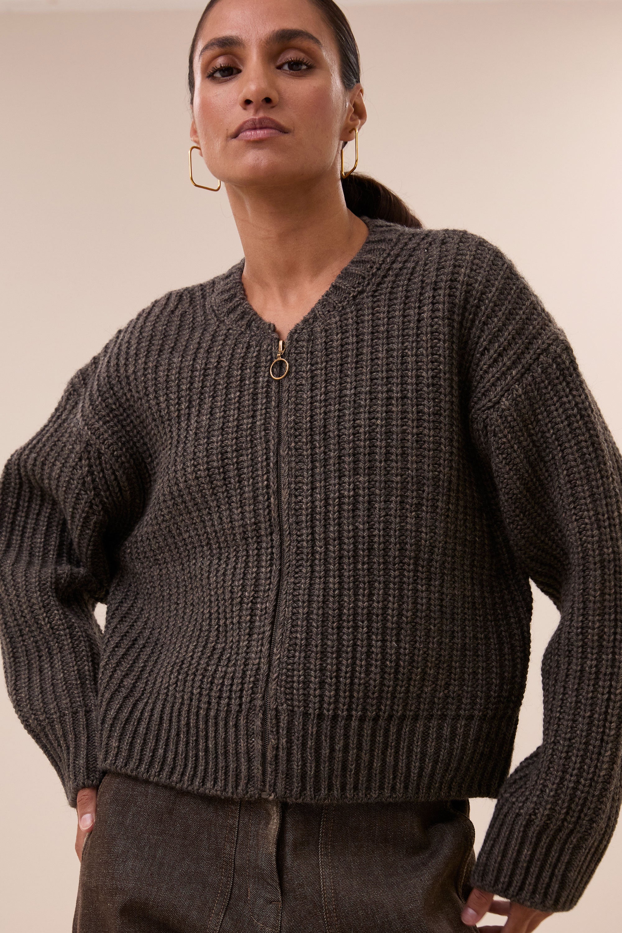 lavi-cardigan-biscuit-ribpatroon-ronde halslijn-ritssluiting-by-bar-detail