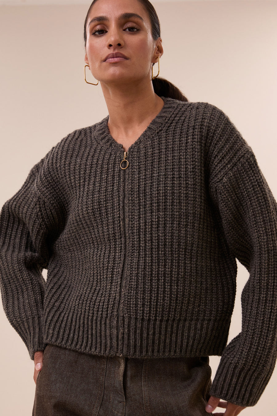lavi-cardigan-biscuit-ribpatroon-ronde halslijn-ritssluiting-by-bar-detail