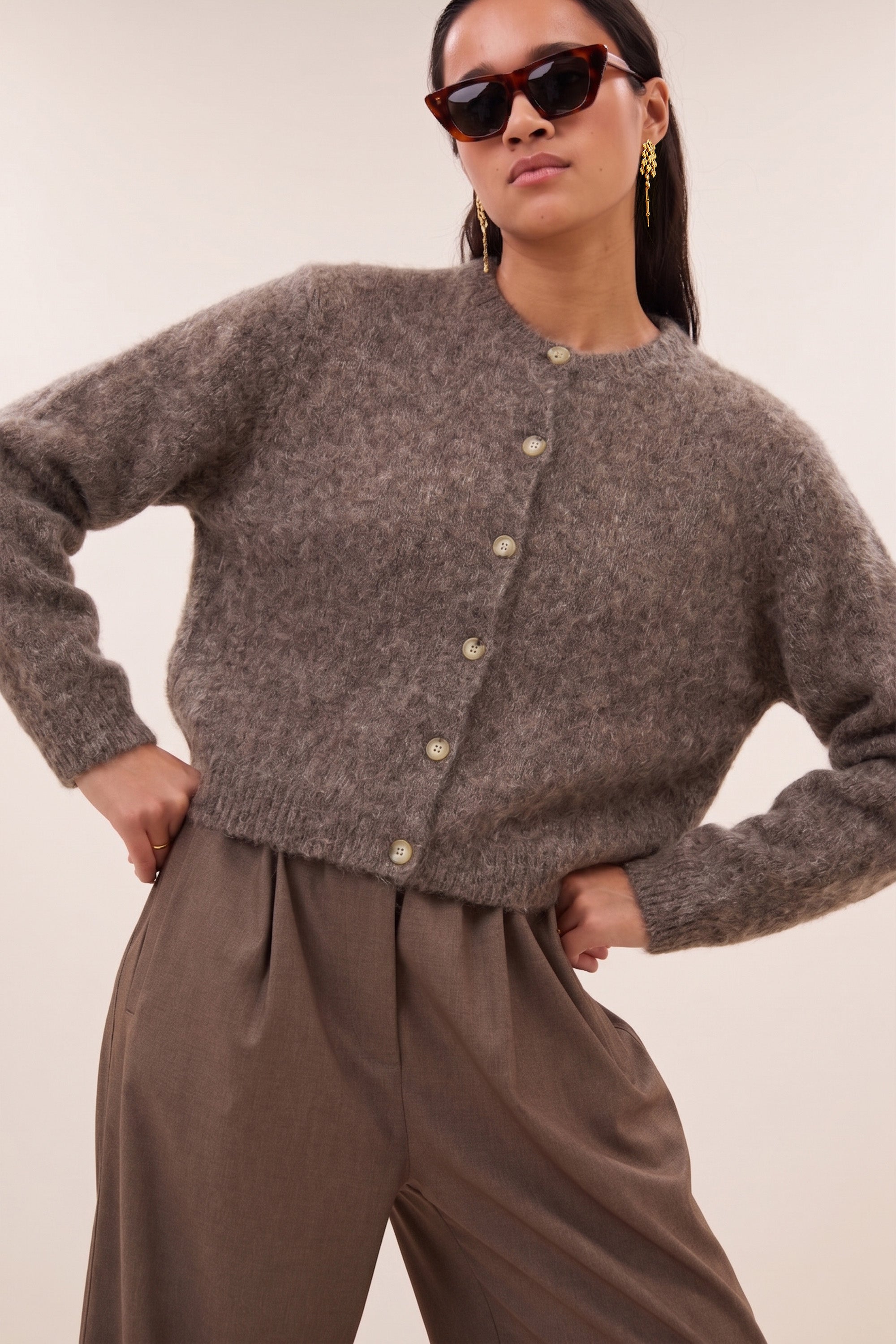 vasile-cardigan-dark-biscuit-alpacamix kwaliteit-knoopsluiting-casual fit-by-bar-detail