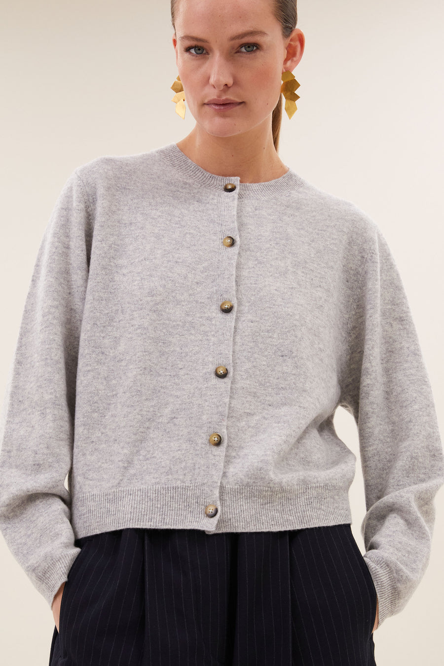 cleo-merino-cardigan-grey-melee-merino wol-knoopsluiting-ronde halslijn-by-bar-aanvullende-foto