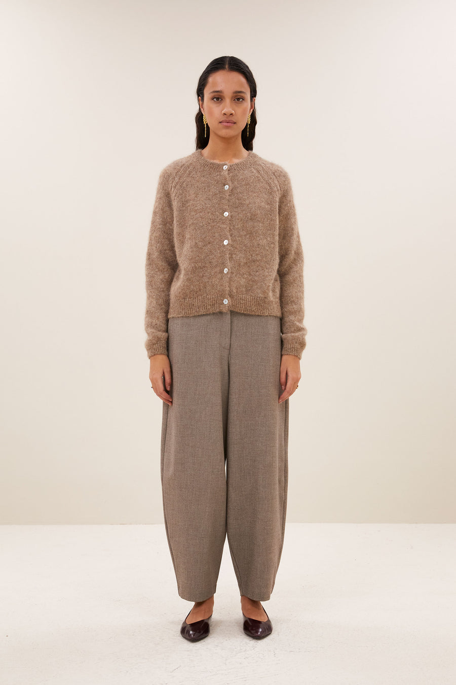falon-cardigan-biscuit-melee-alpacamix kwaliteit-knoopsluiting-ronde halslijn-by-bar-aanvullende-foto