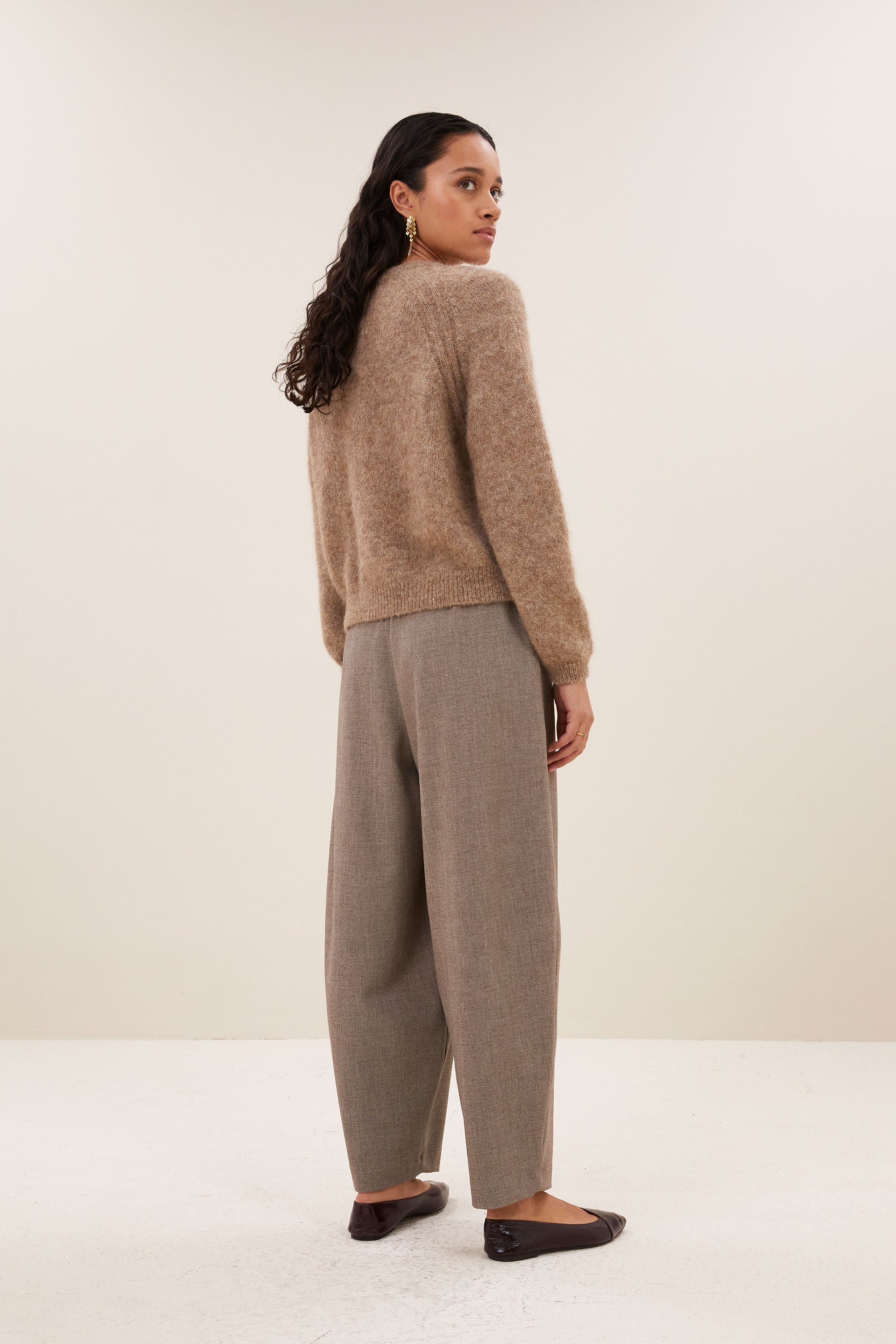 falon-cardigan-biscuit-melee-alpacamix kwaliteit-knoopsluiting-ronde halslijn-by-bar-achteraanzicht