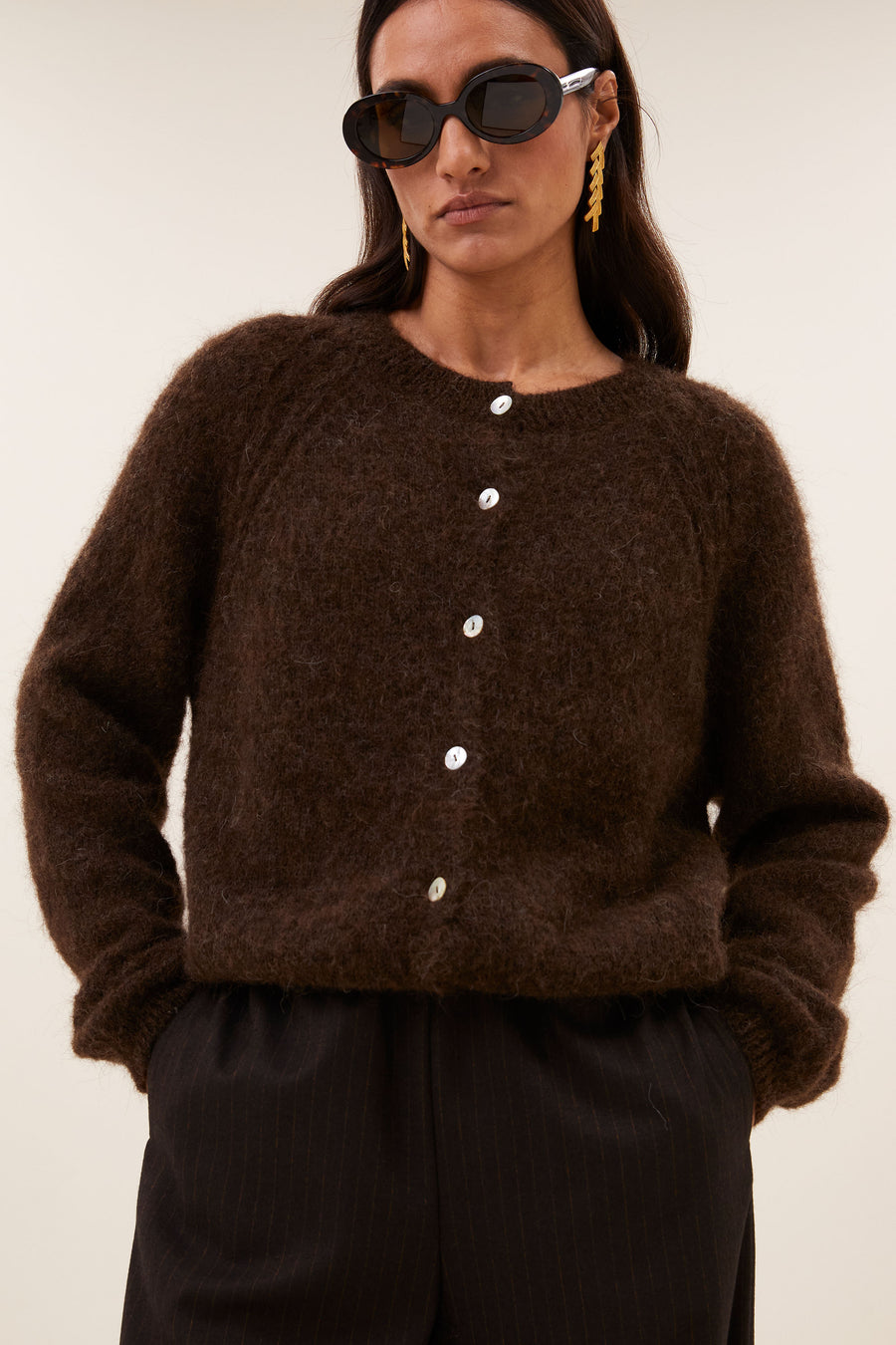 falon-cardigan-deep-brown-alpacamix kwaliteit-knoopsluiting-ronde halslijn-by-bar-sfeerbeeld