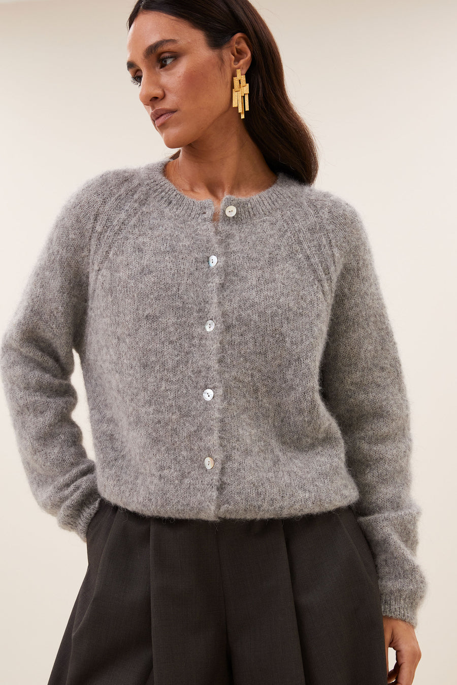 falon-cardigan-grey-melee-alpacamix kwaliteit-knoopsluiting-ronde halslijn-by-bar-sfeerbeeld