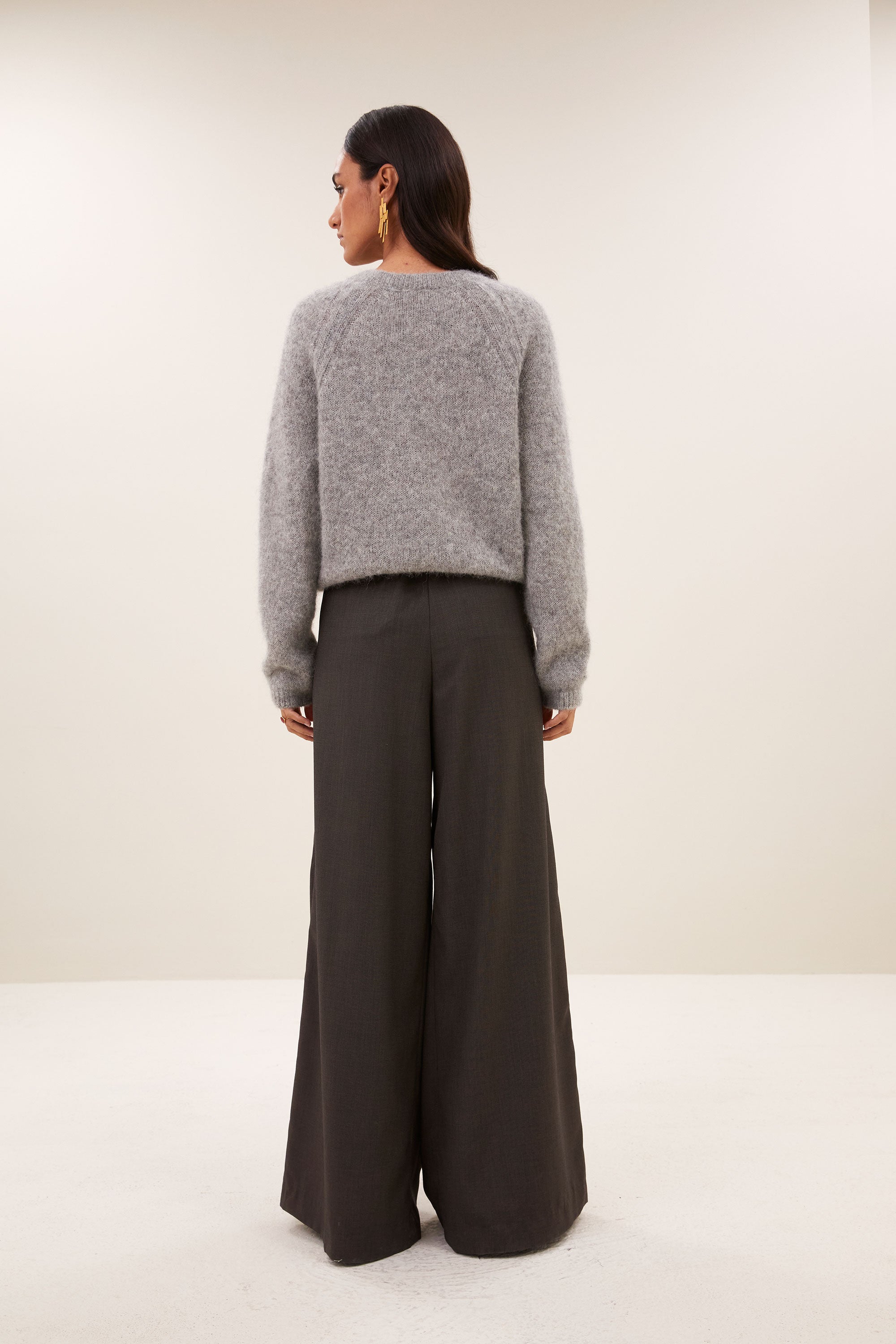 falon-cardigan-grey-melee-alpacamix kwaliteit-knoopsluiting-ronde halslijn-by-bar-detail