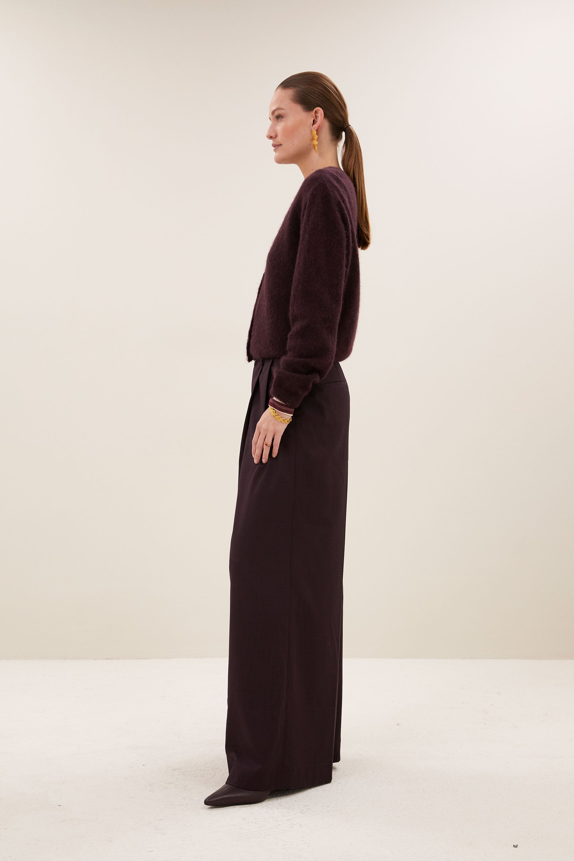 cleo-cardigan-deep-wine-all-time classic-knoopsluiting-ronde halslijn-by-bar-zijaanzicht