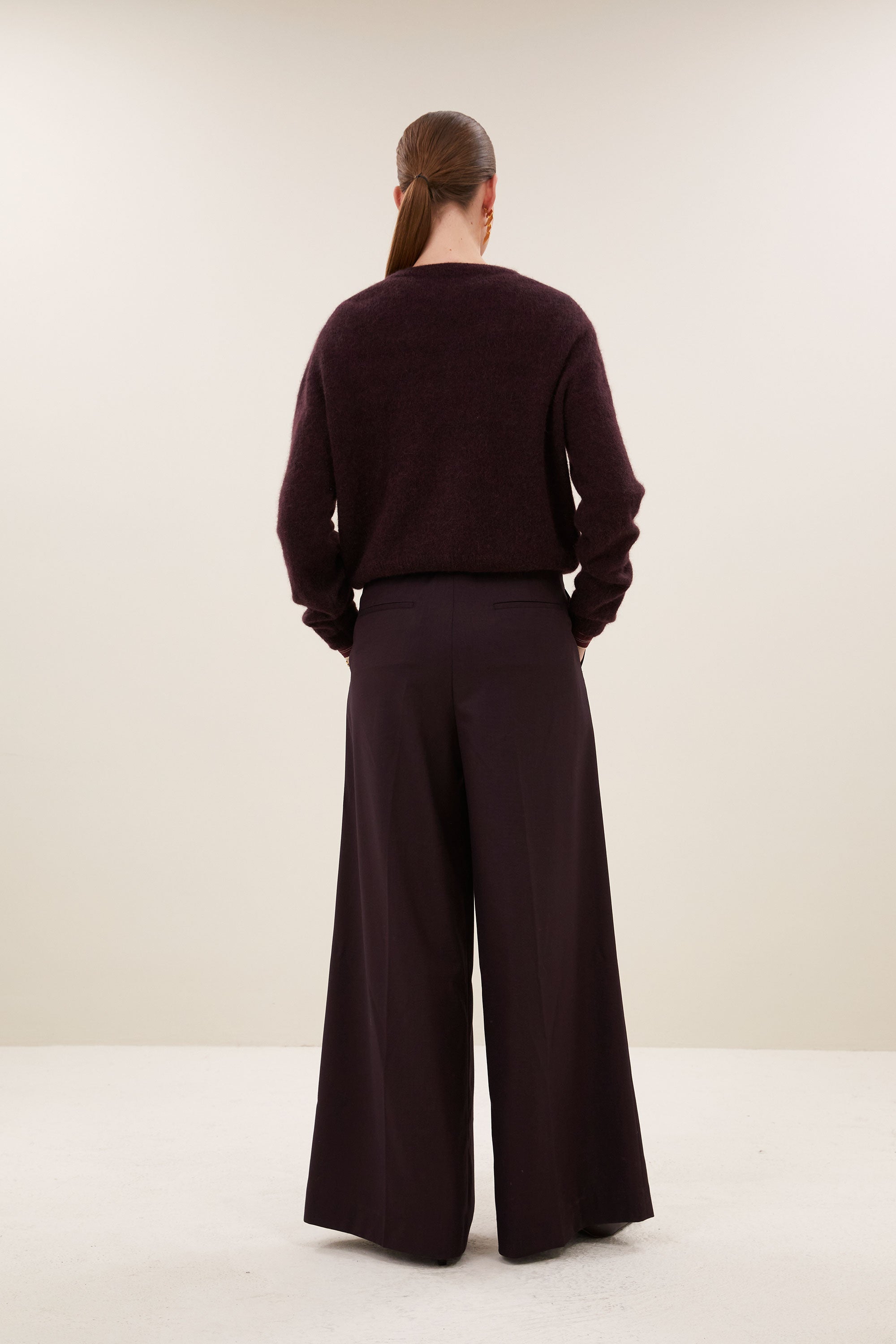 cleo-cardigan-deep-wine-all-time classic-knoopsluiting-ronde halslijn-by-bar-achteraanzicht