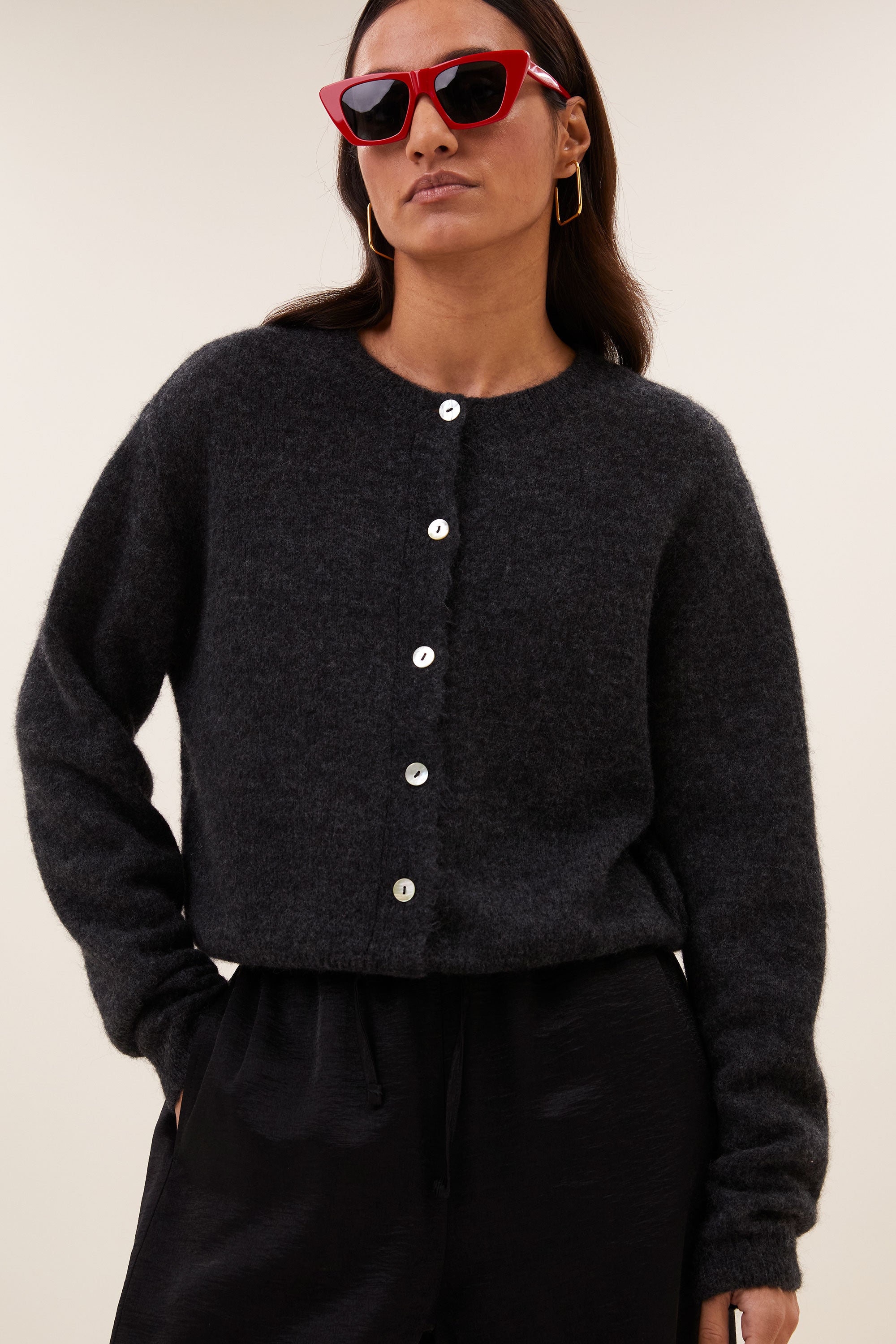 cleo-cardigan-dark-grey-melee-all-time classic-knoopsluiting-ronde halslijn-by-bar-detail