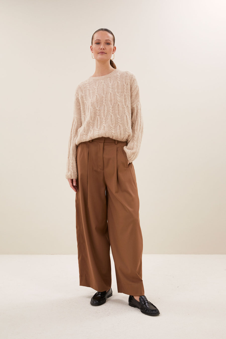 lora-pullover-chalk-alpacamix kwaliteit-ribgebreide randen-ronde halslijn-by-bar-vooraanzicht