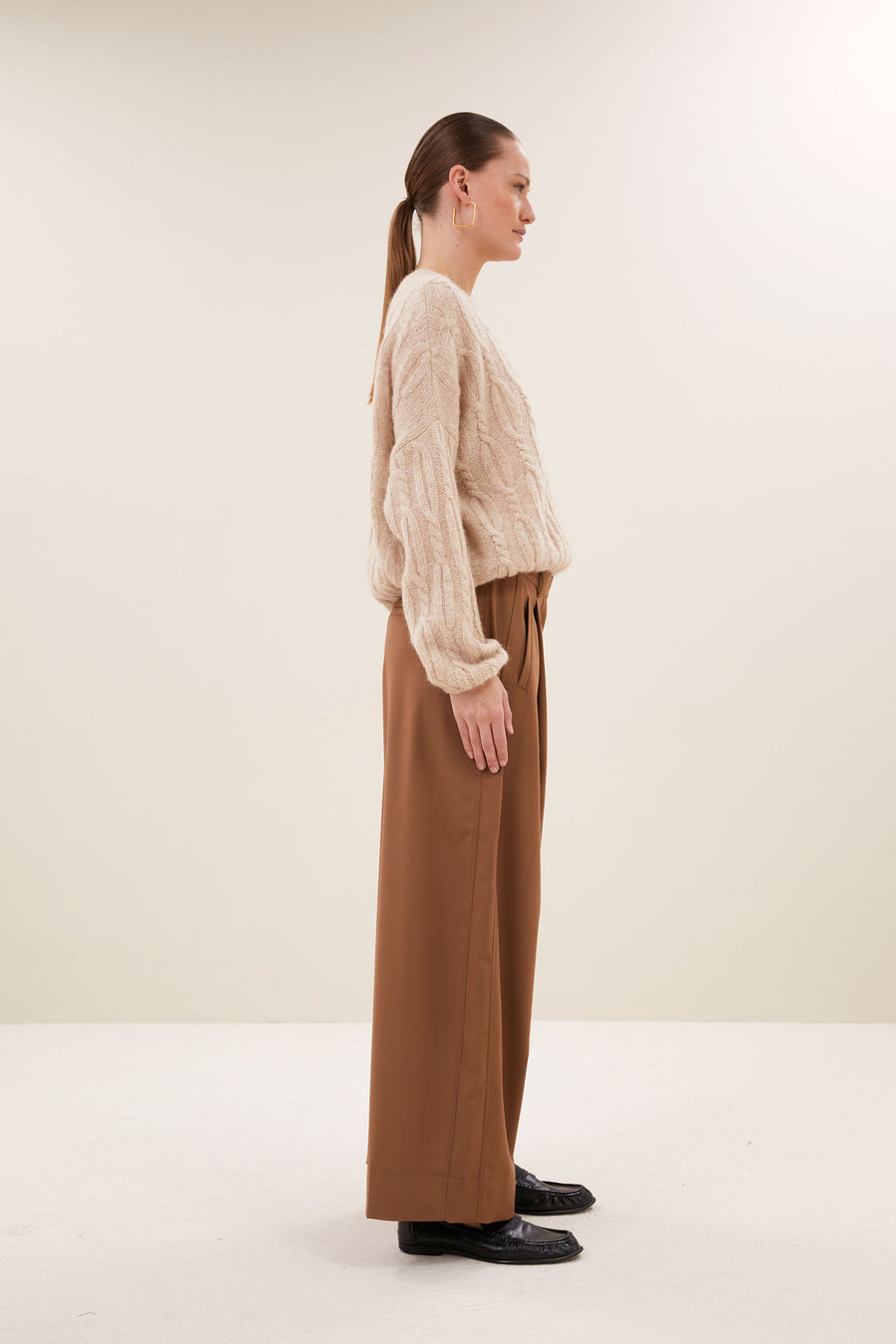 lora-pullover-chalk-alpacamix kwaliteit-ribgebreide randen-ronde halslijn-by-bar-zijaanzicht