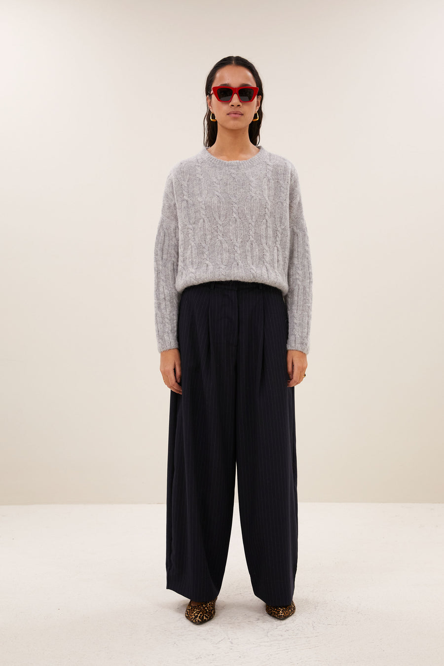 lora-pullover-grey-melee-alpacamix kwaliteit-ribgebreide randen-ronde halslijn-by-bar-sfeerbeeld