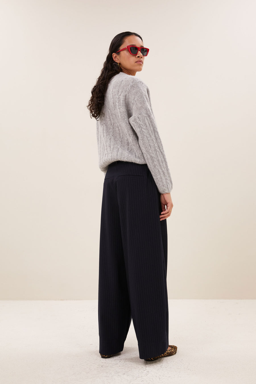 lora-pullover-grey-melee-alpacamix kwaliteit-ribgebreide randen-ronde halslijn-by-bar-achteraanzicht