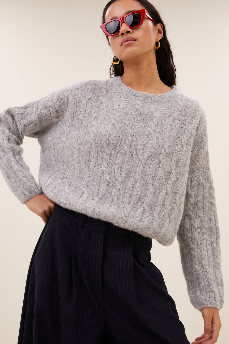 lora-pullover-grey-melee-alpacamix kwaliteit-ribgebreide randen-ronde halslijn-by-bar-detail