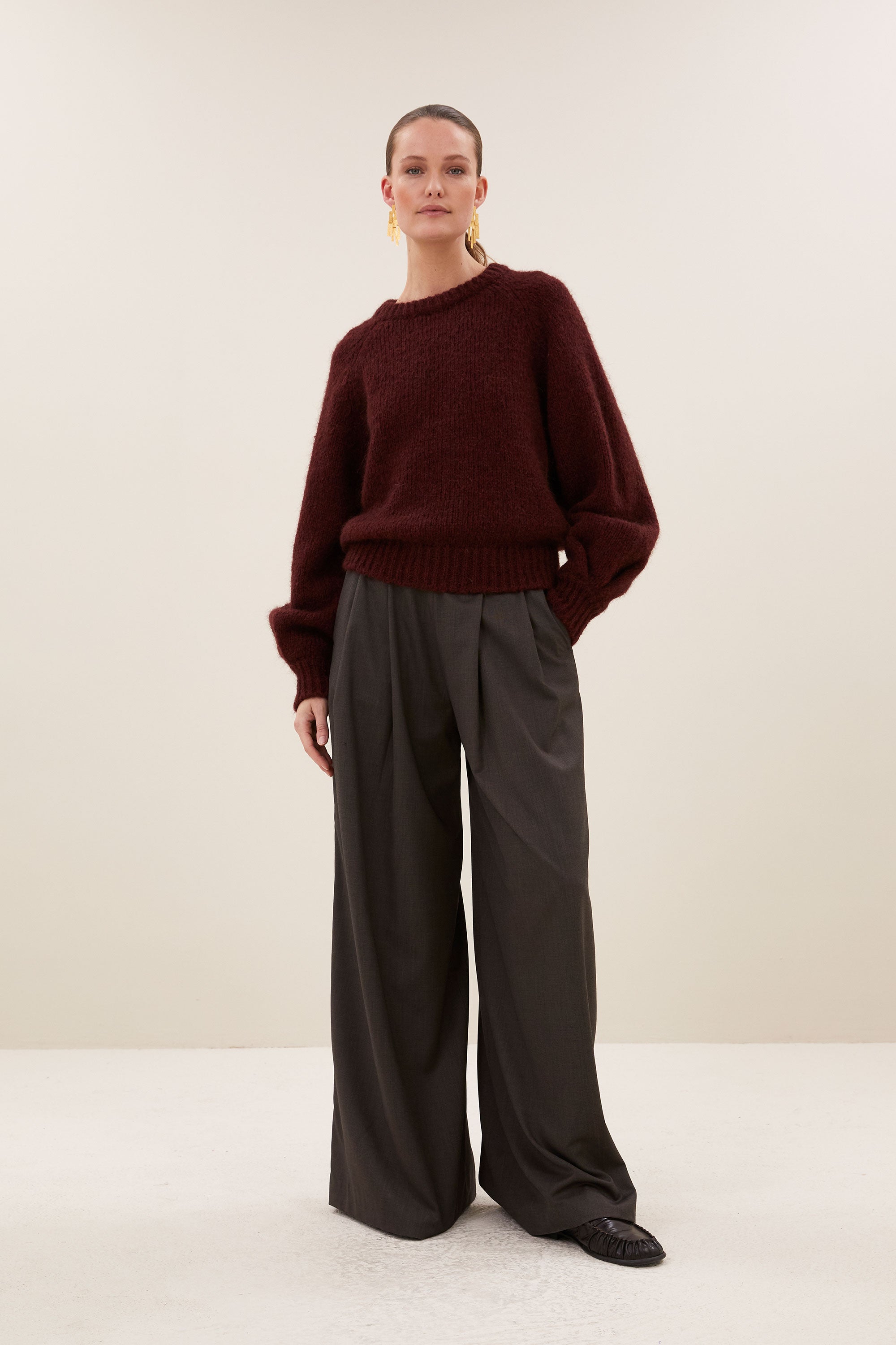 lucia-pullover-wine-alpacamix kwaliteit-comfortabele pasvorm-ronde halslijn-by-bar-sfeerbeeld