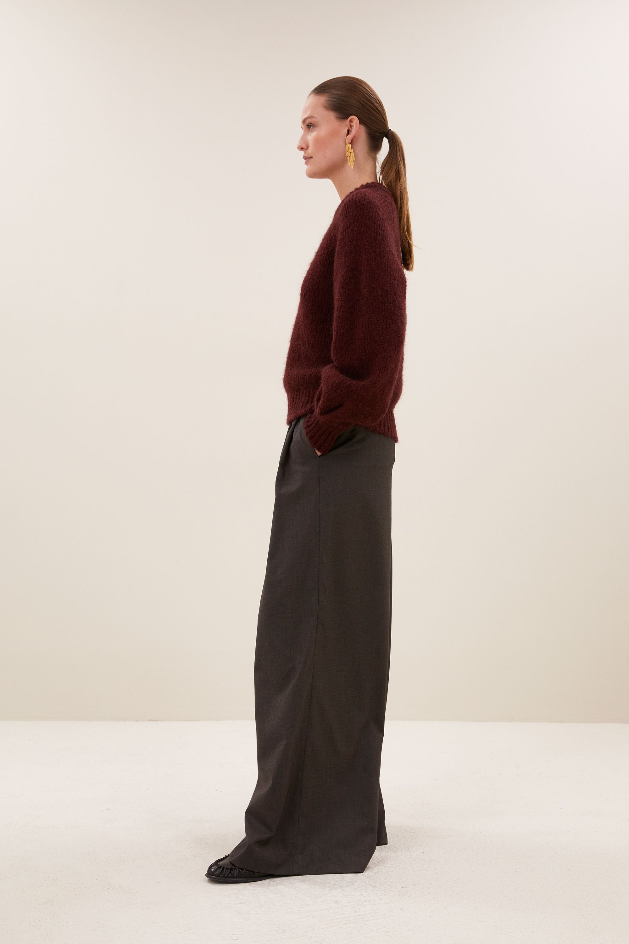 lucia-pullover-wine-alpacamix kwaliteit-comfortabele pasvorm-ronde halslijn-by-bar-zijaanzicht