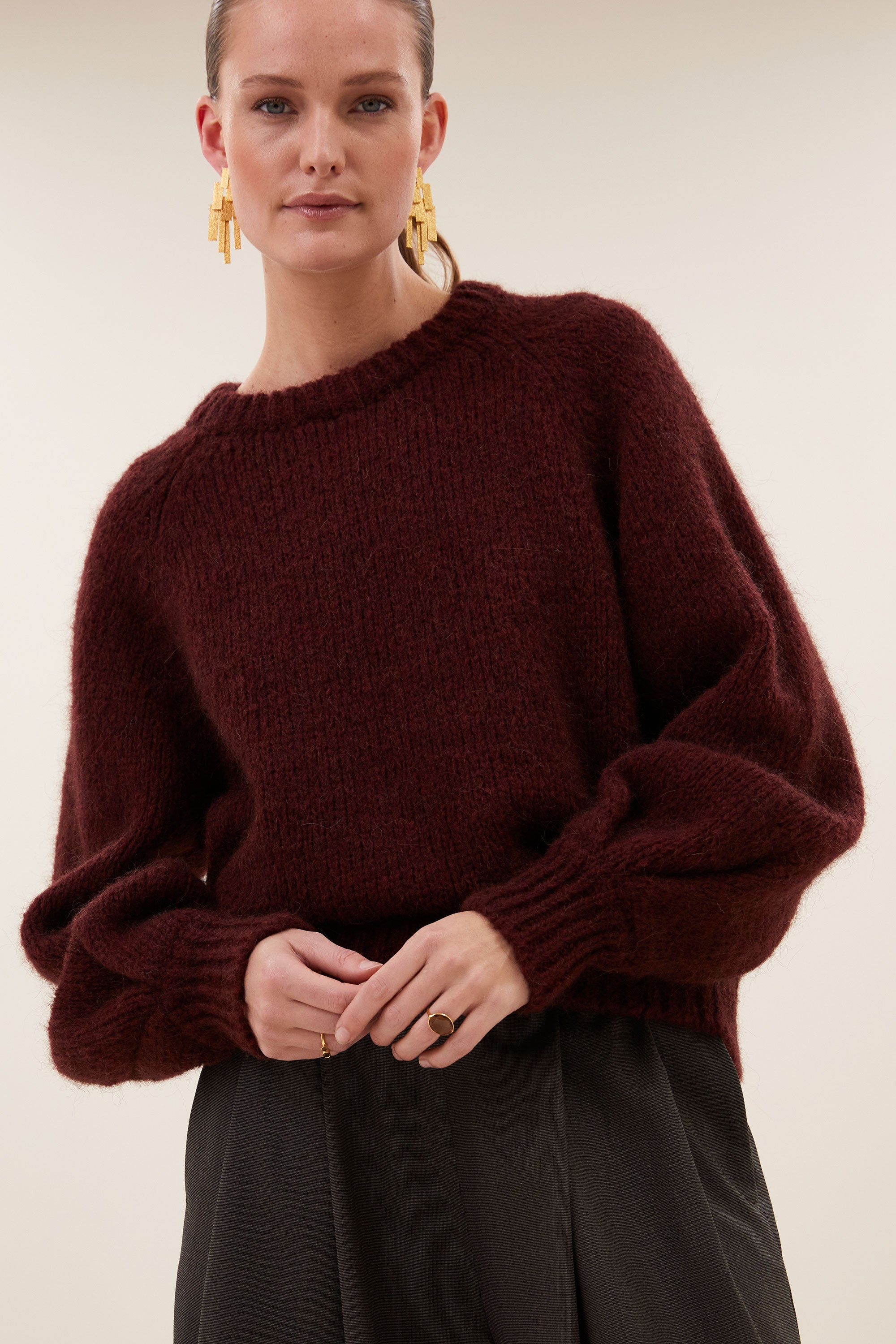 lucia-pullover-wine-alpacamix kwaliteit-comfortabele pasvorm-ronde halslijn-by-bar-detail
