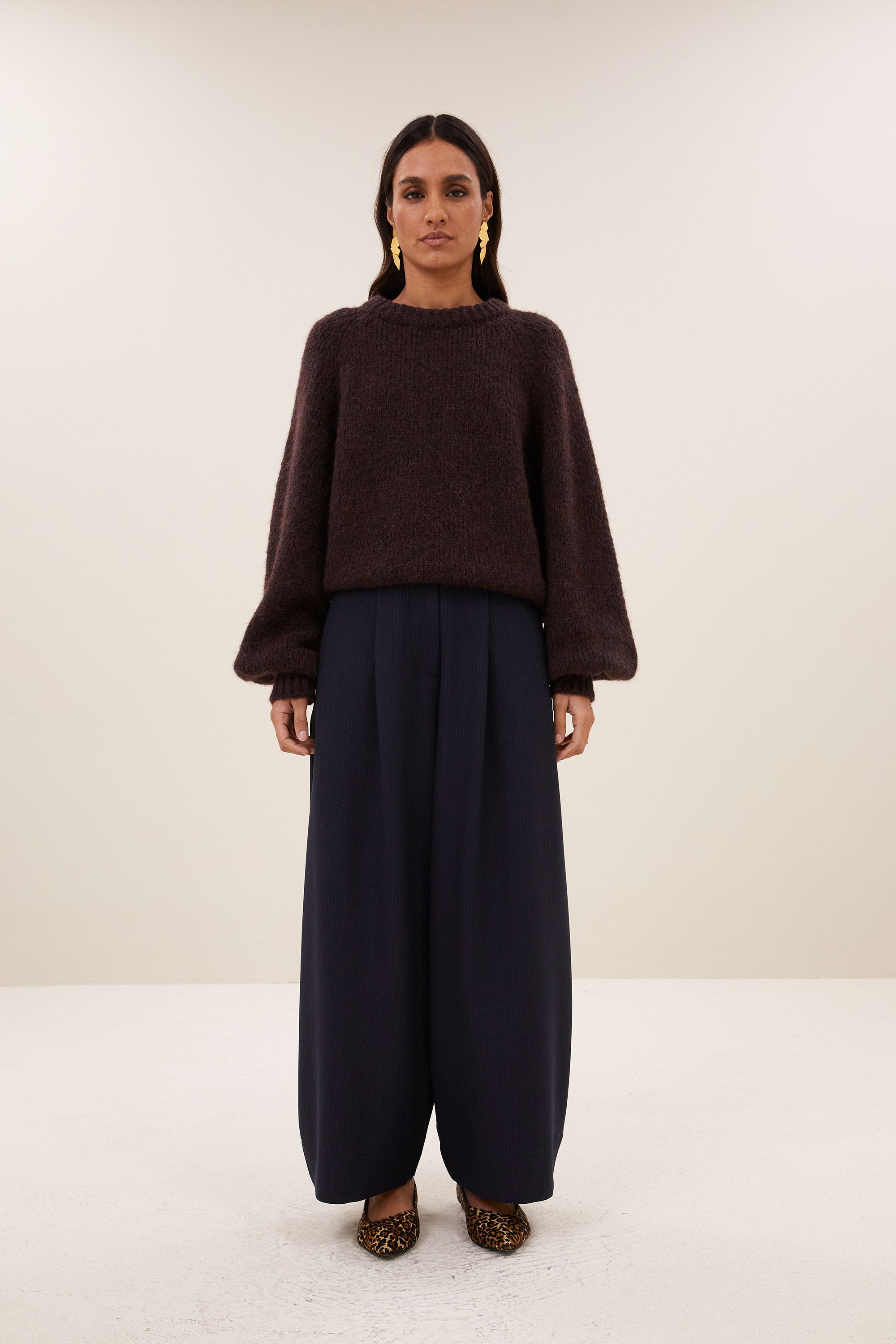 lucia-pullover-chocolate-brown-alpacamix kwaliteit-comfortabele pasvorm-ronde halslijn-by-bar-aanvullende-foto