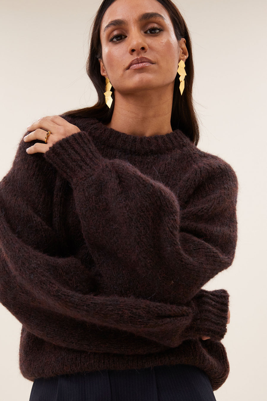 lucia-pullover-chocolate-brown-alpacamix kwaliteit-comfortabele pasvorm-ronde halslijn-by-bar-sfeerbeeld