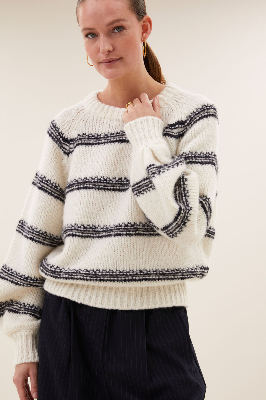 lucia-stripe-pullover-marine-stripe-alpacamix kwaliteit-comfortabele draagervaring-all-time classic-by-bar-sfeerbeeld