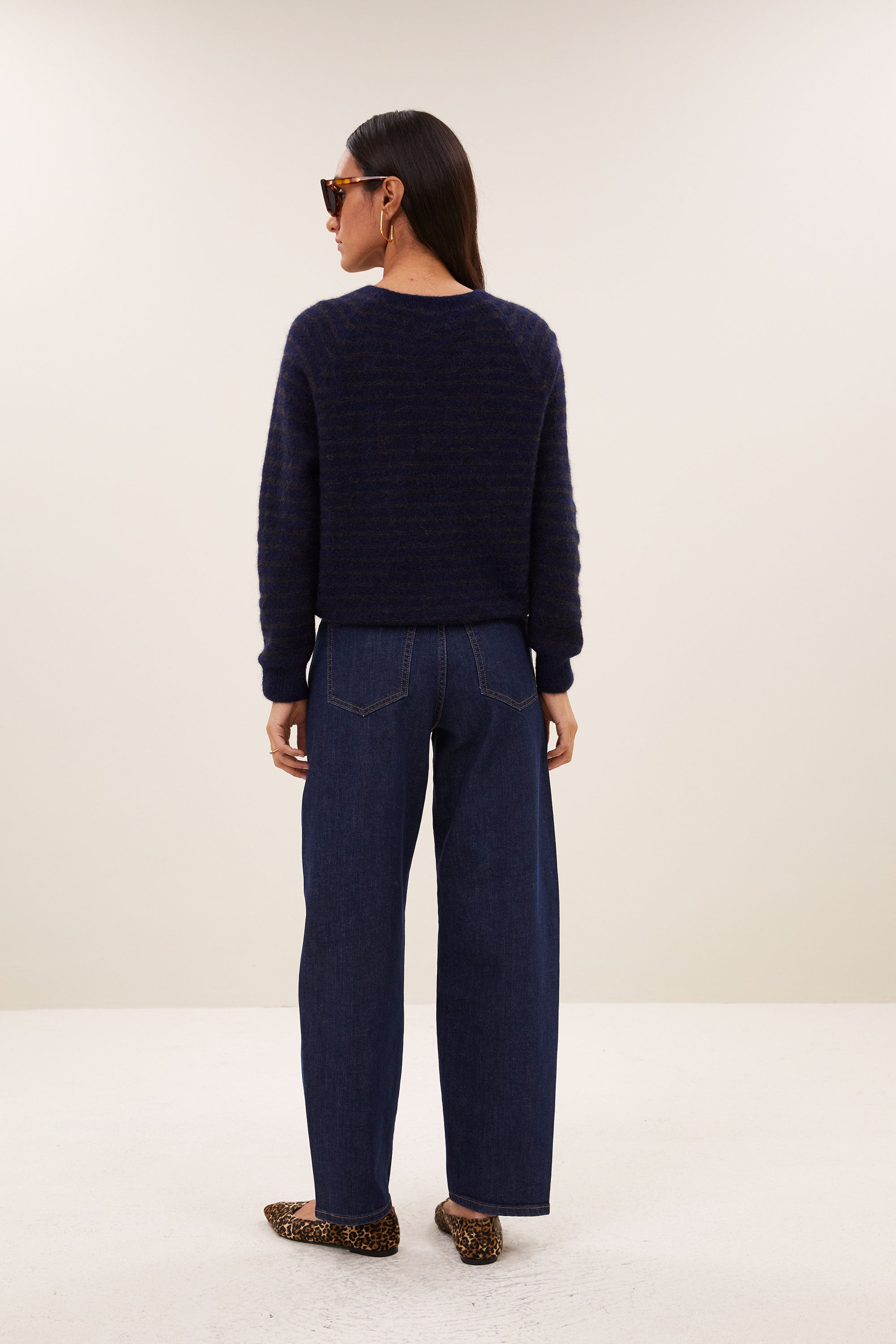 spila-raglan-pullover-brown-thin-stripe-alpacamix kwaliteit-all-time classic-ronde halslijn-by-bar-achteraanzicht
